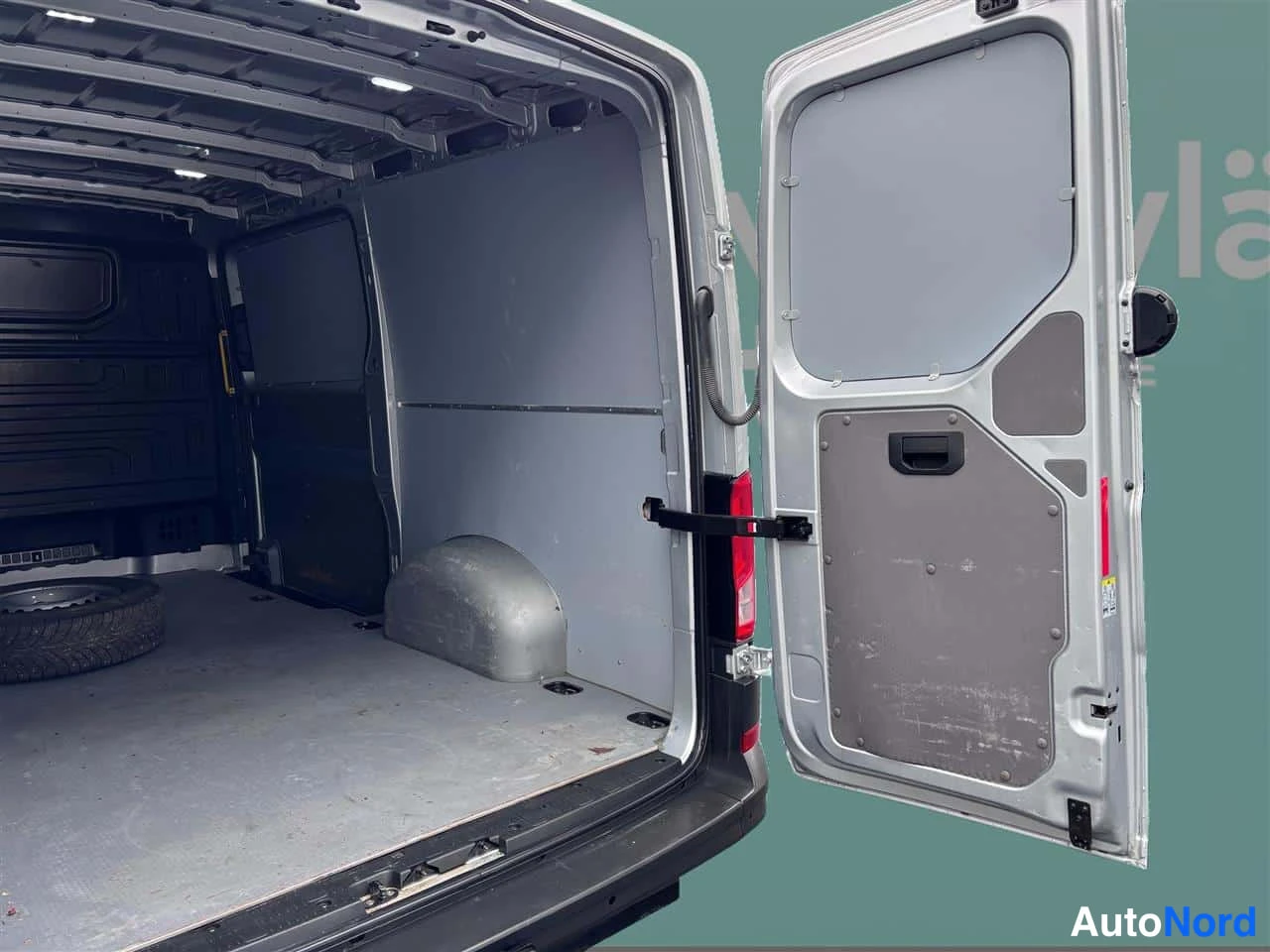 Grå Volkswagen Crafter 2023, bagageutrymme, bild 17