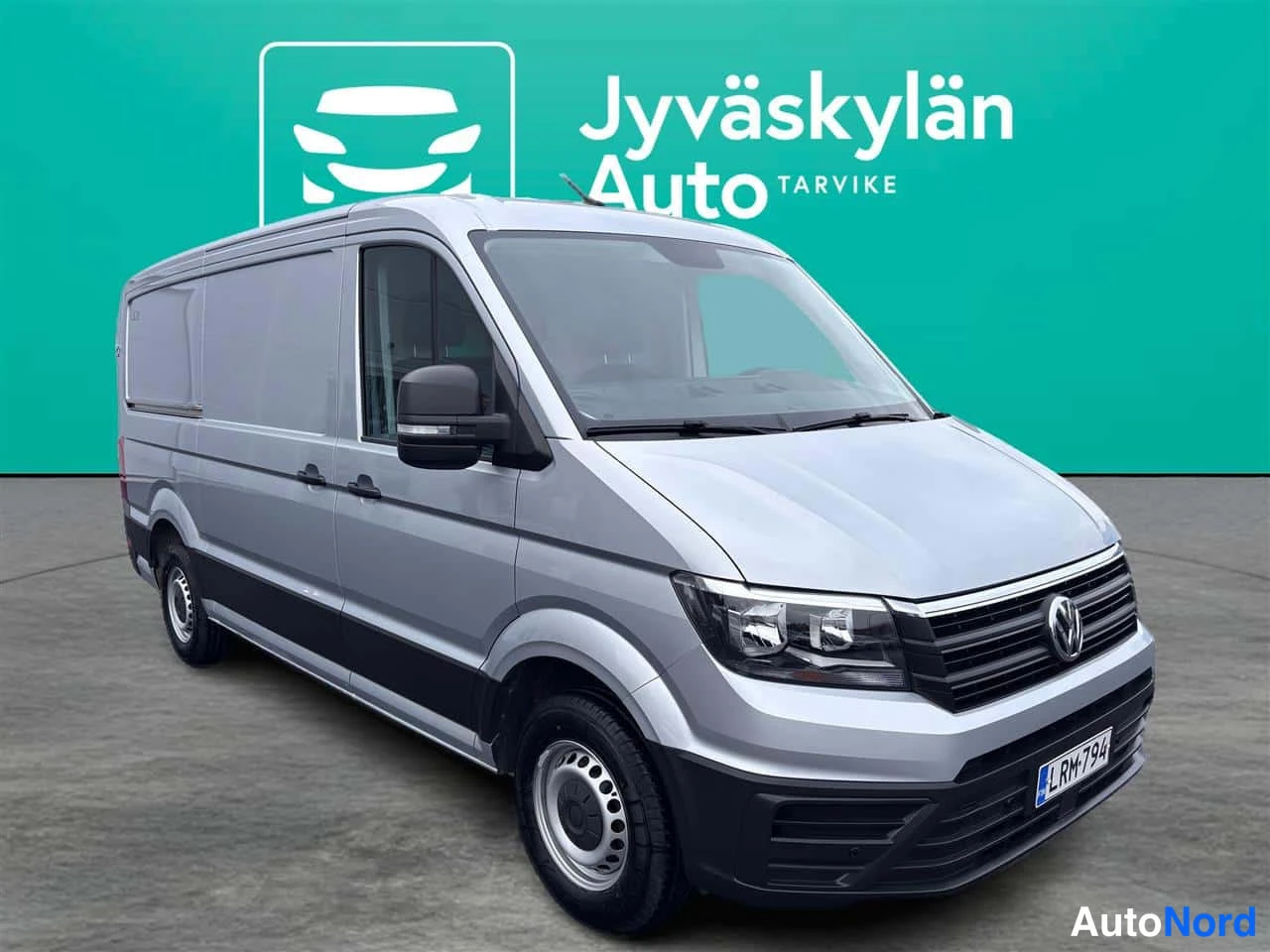 Grå Volkswagen Crafter 2023, snett framifrån, fronten åt höger, bild 2