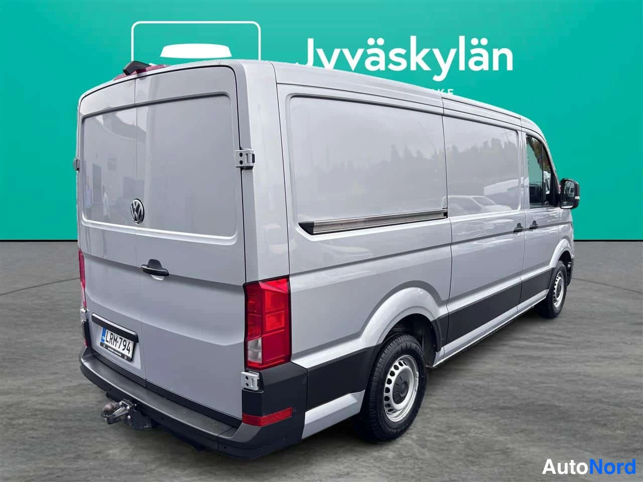 Grå Volkswagen Crafter 2023, snett bakifrån, bild 5