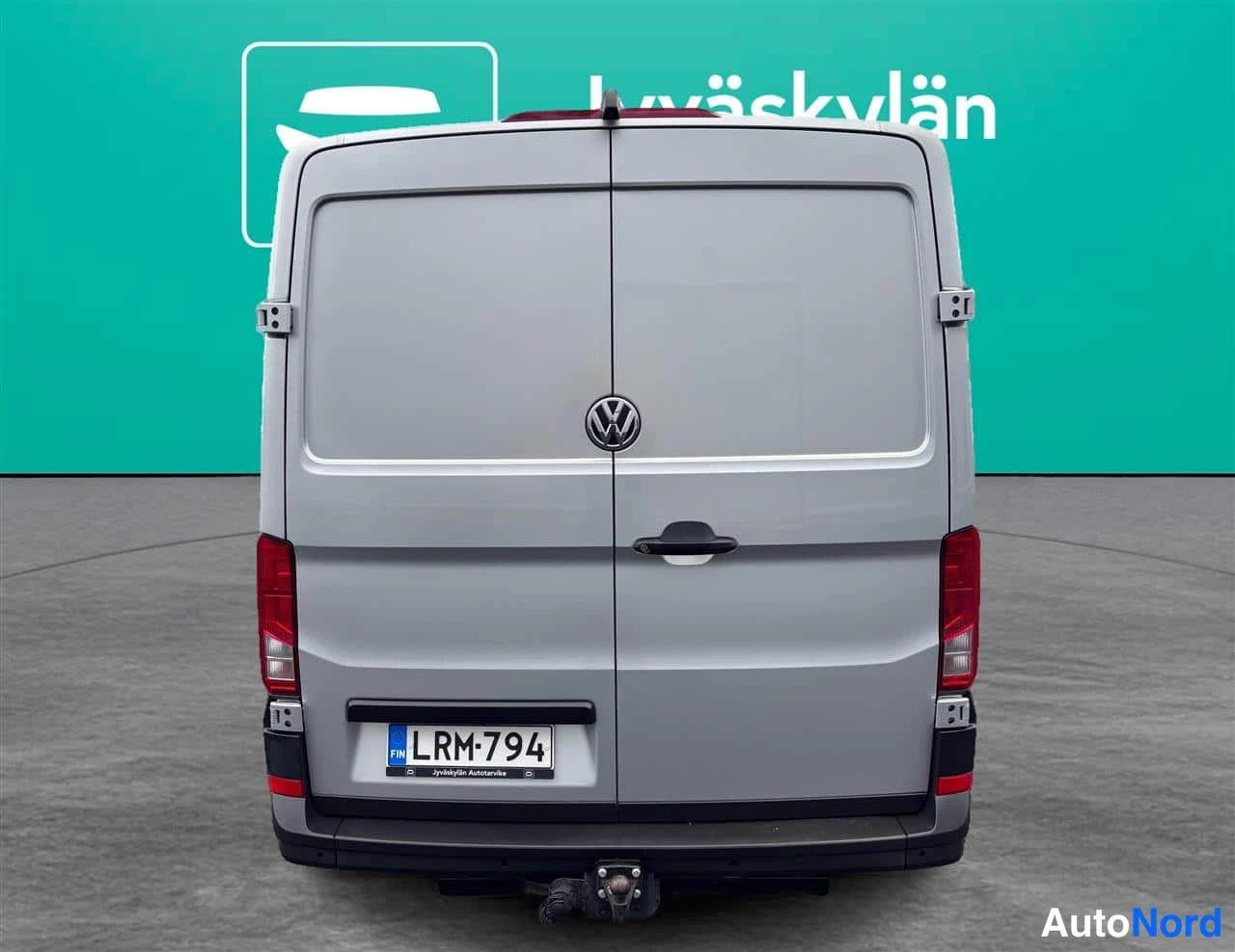 Grå Volkswagen Crafter 2023, bakifrån, bild 6