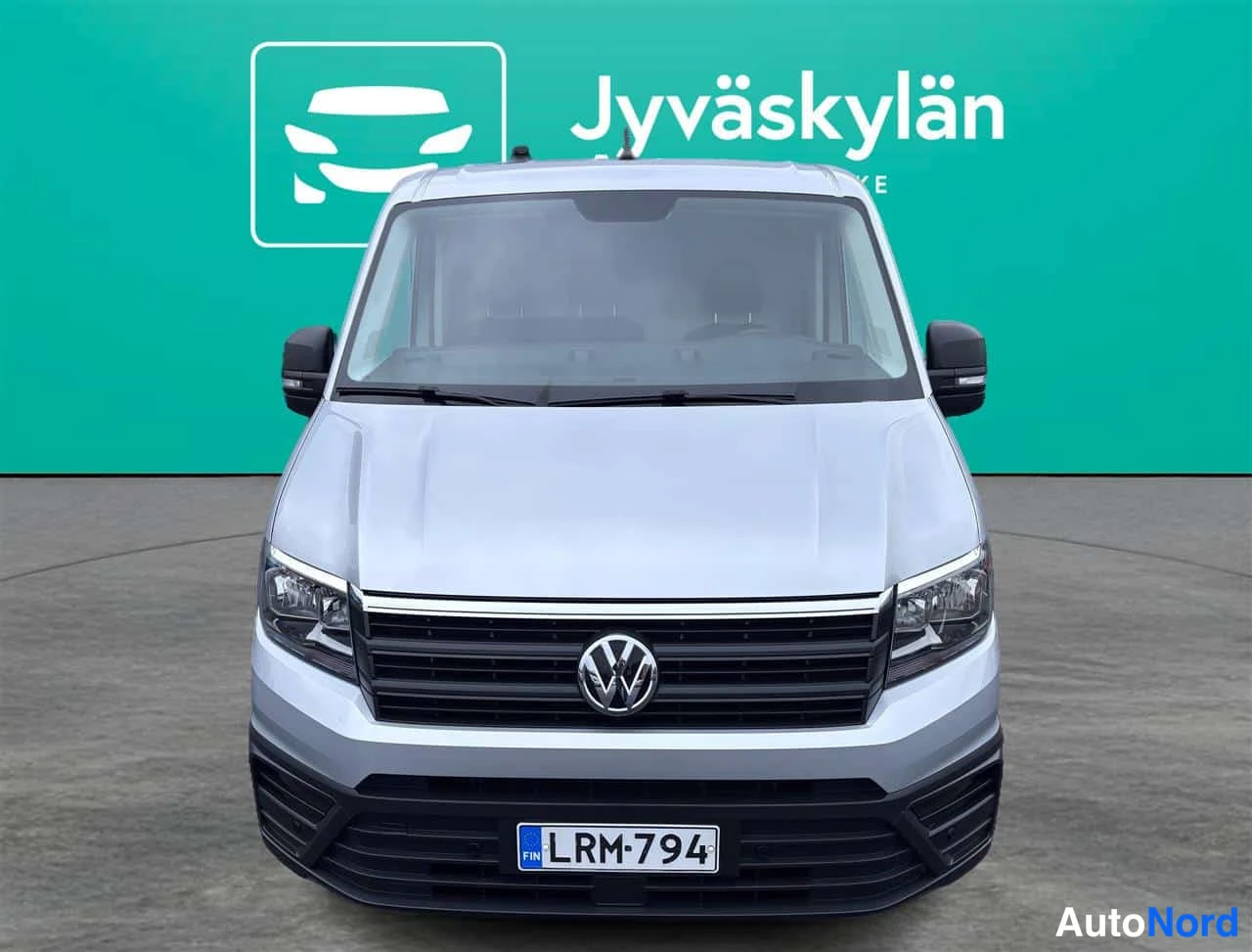 Grå Volkswagen Crafter 2023, framifrån, bild 3