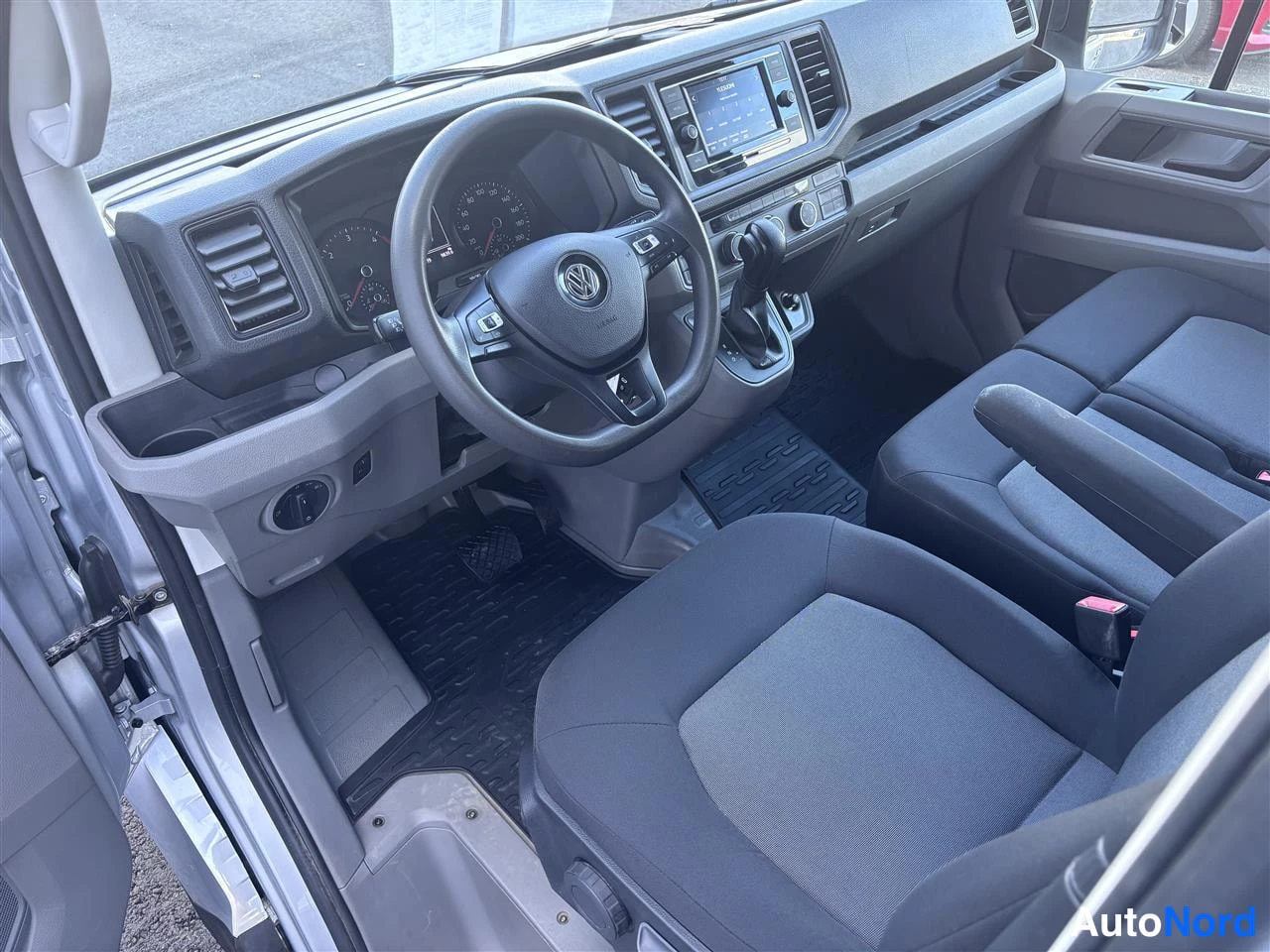 Grå Volkswagen Crafter 2023, förarplats, bild 7