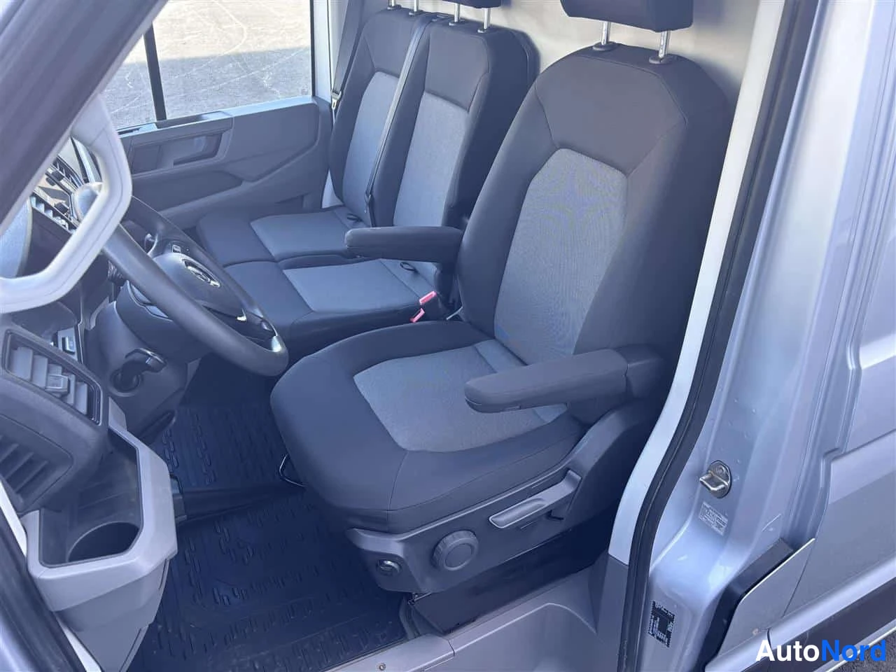 Grå Volkswagen Crafter 2023, framsäten, bild 13