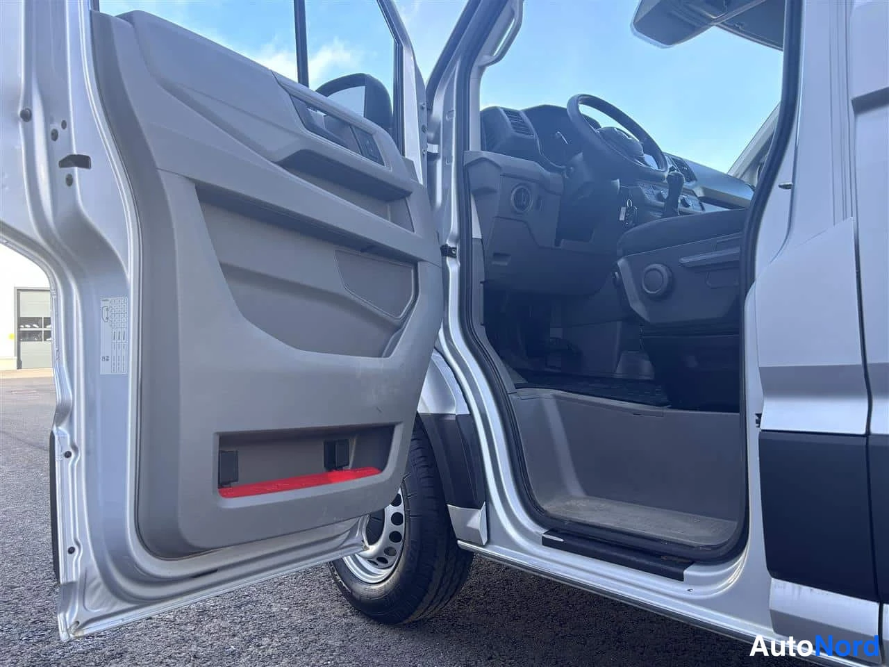 Grå Volkswagen Crafter 2023, förarplats, bild 8