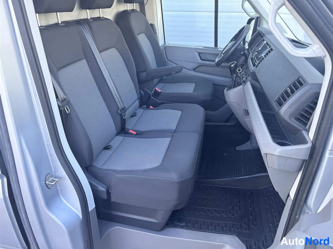 Grå Volkswagen Crafter 2023, framsäten, bild 12