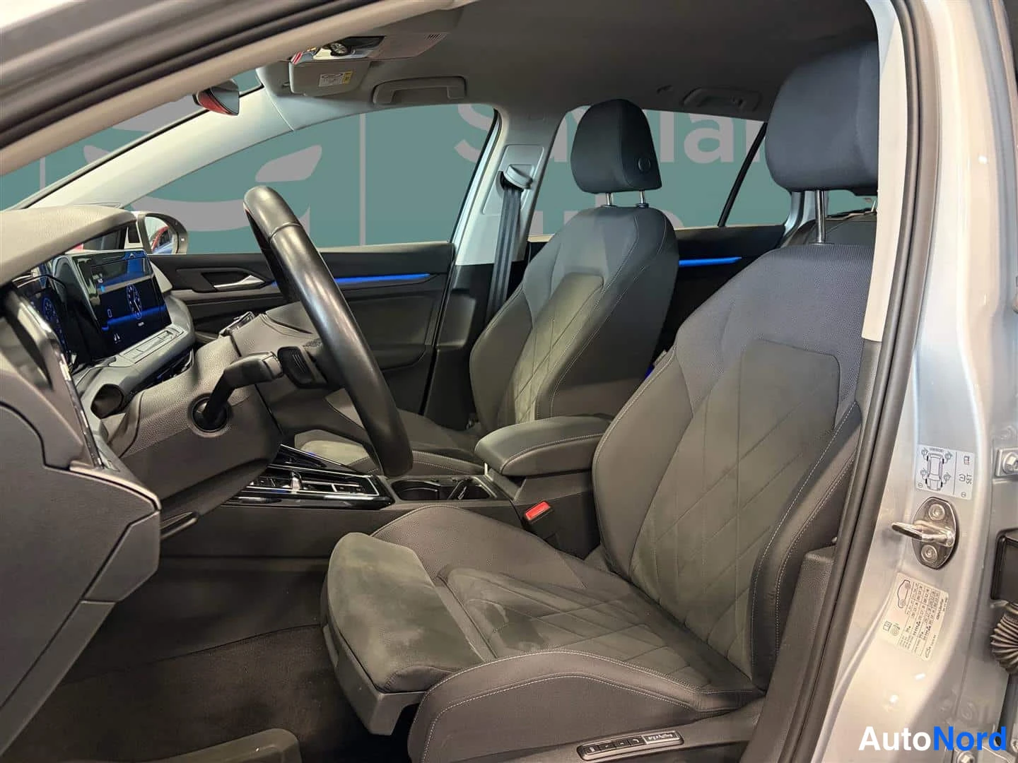 Harmaa Volkswagen Golf 2023, etuistuimet, kuva 8