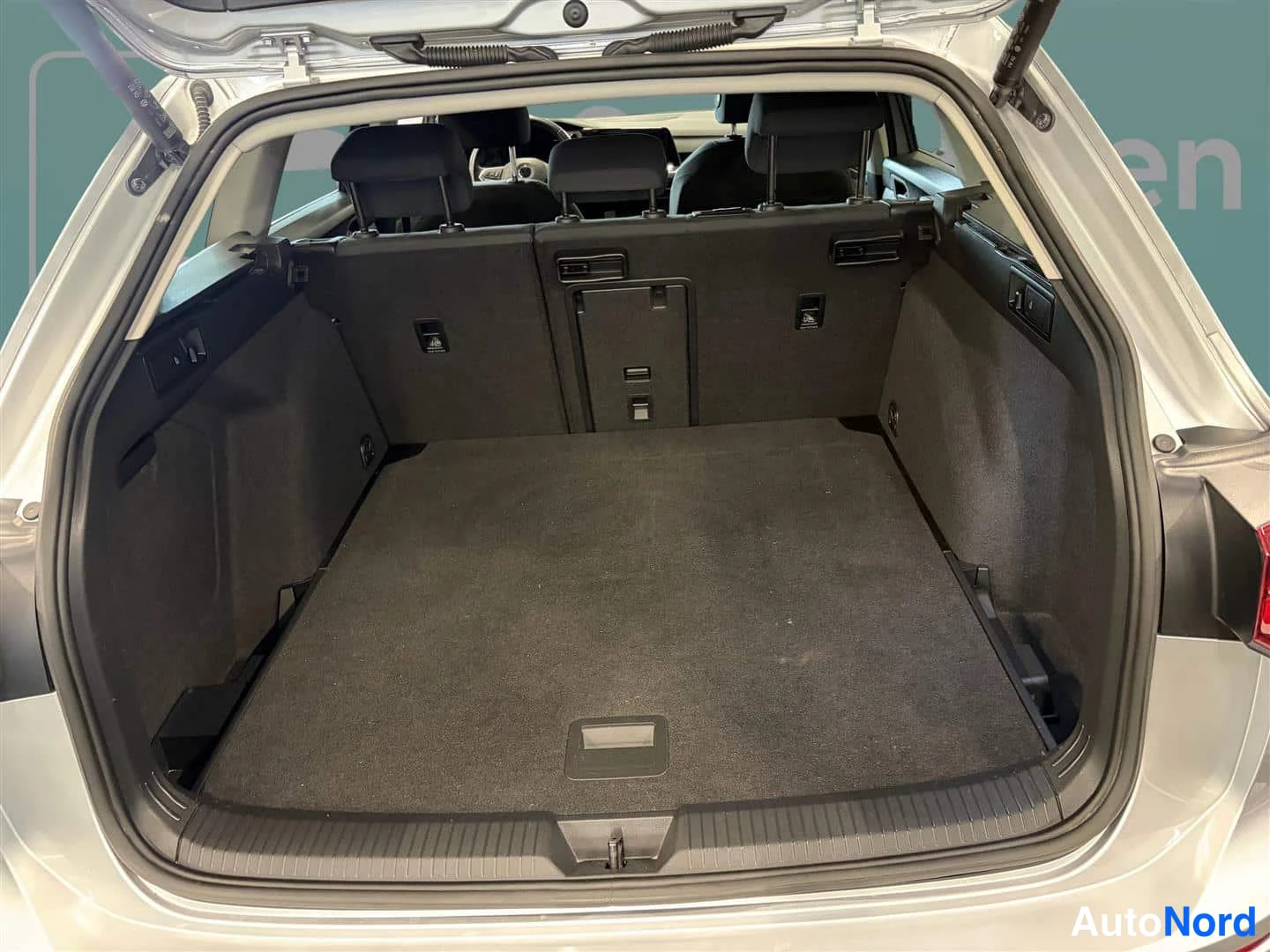 Harmaa Volkswagen Golf 2023, tavaratila, kuva 10