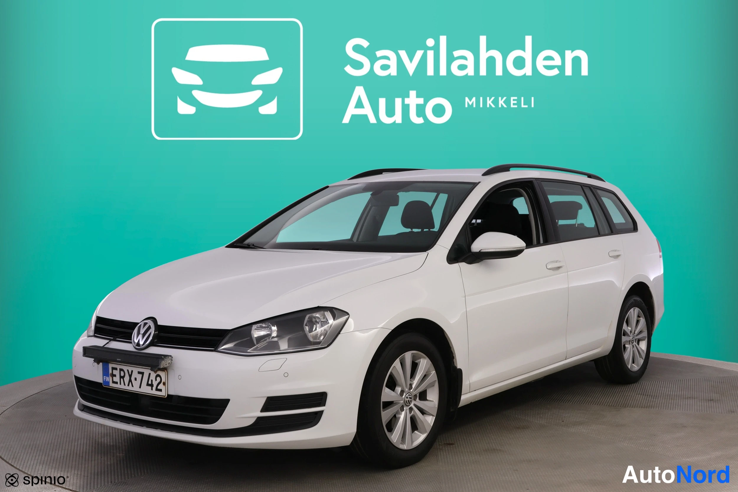 Valkoinen Volkswagen Golf 2015, etuviisto, keula vasemmalle, kuva 2