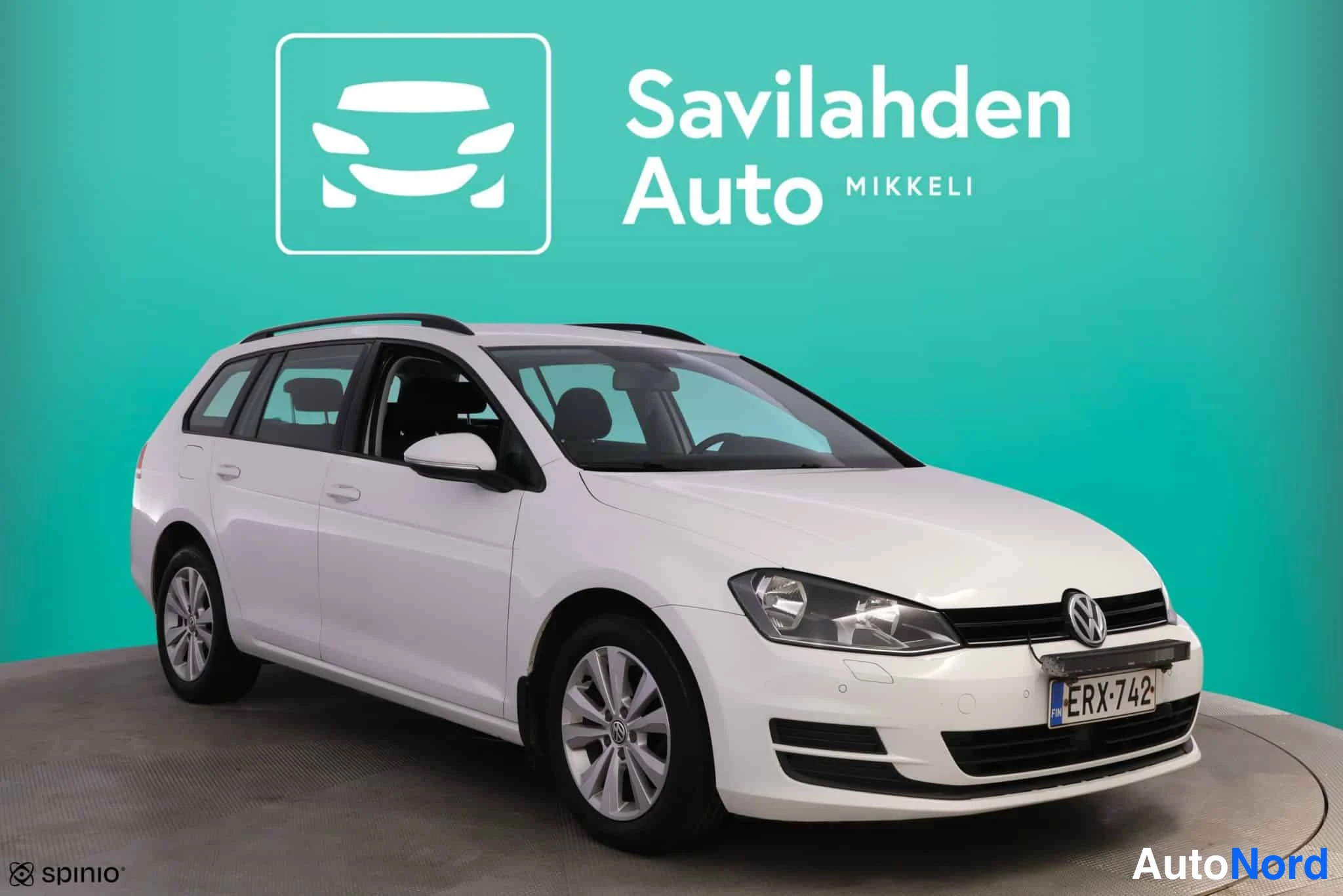 Valkoinen Volkswagen Golf 2015, etuviisto, keula oikealle, kuva 5