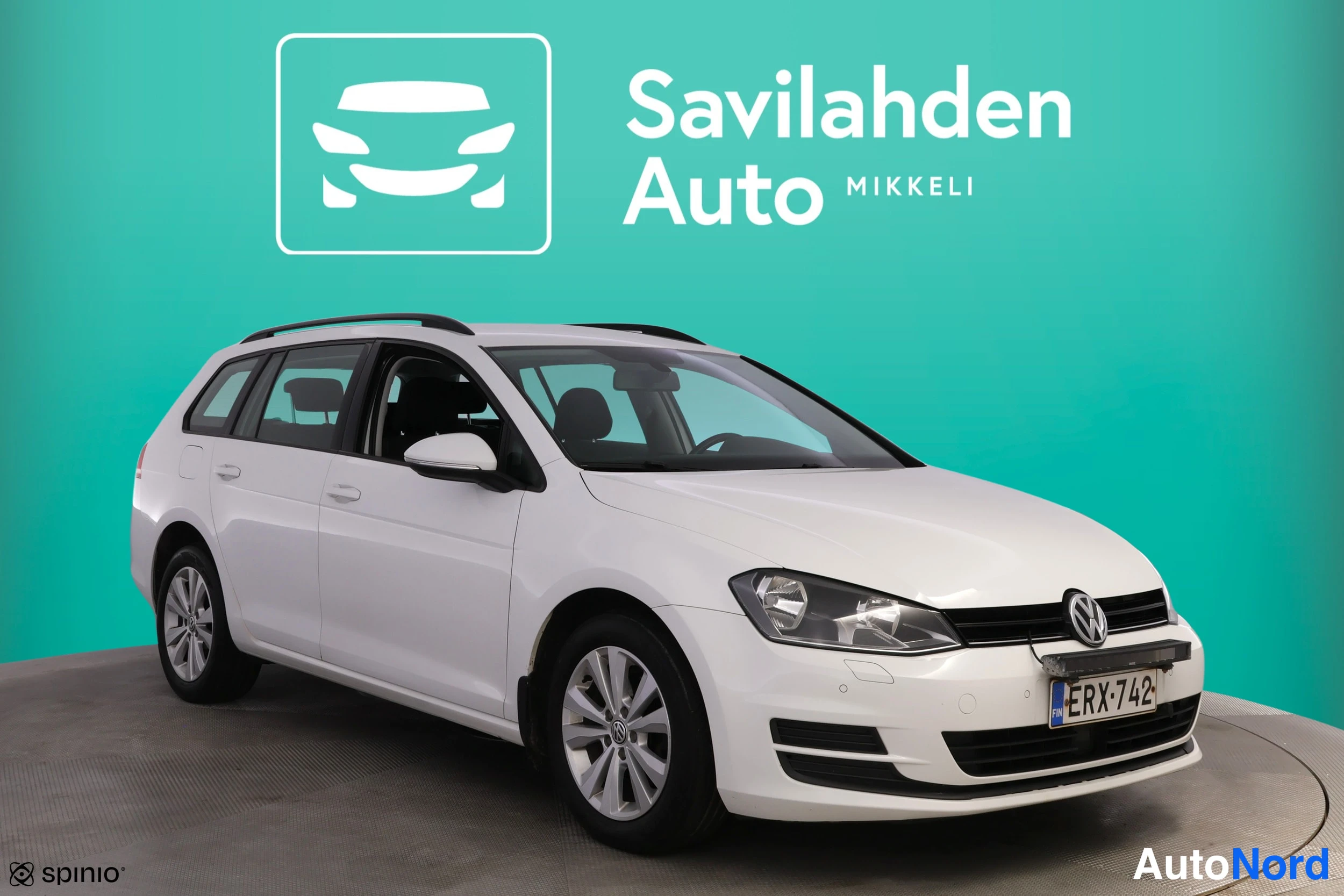 Valkoinen Volkswagen Golf 2015, etuviisto, keula oikealle, kuva 6