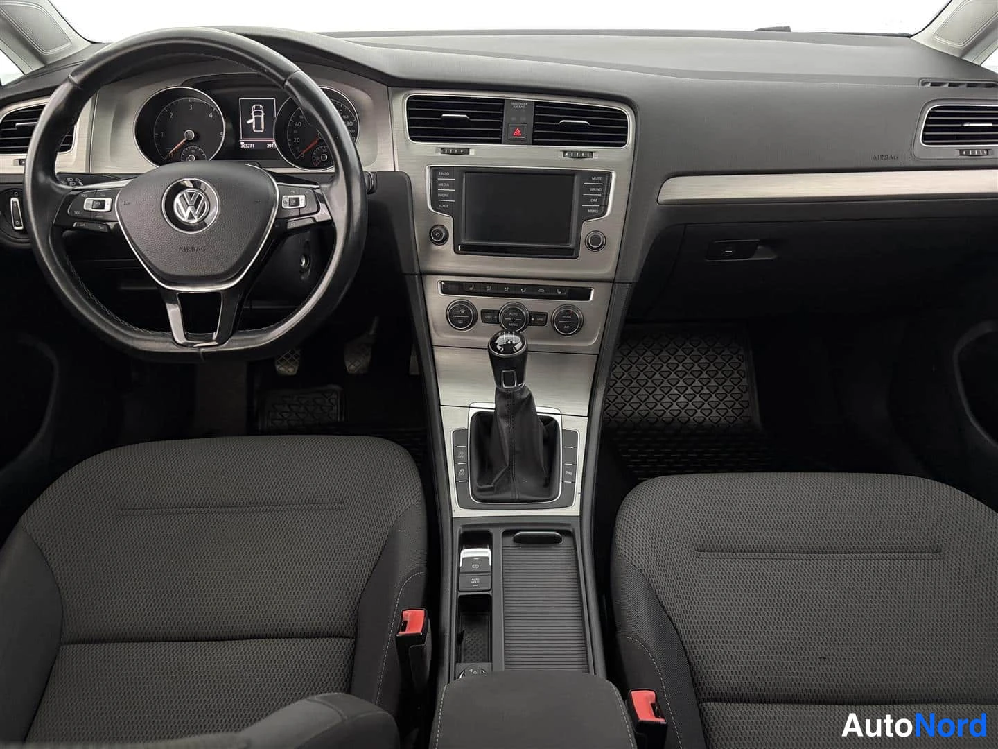 Valkoinen Volkswagen Golf 2015, ohjaamo, kuva 13