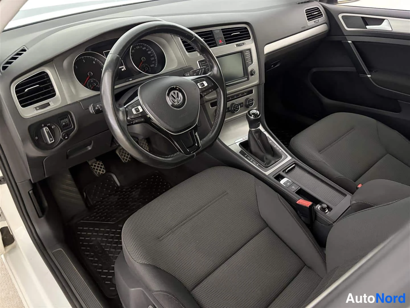 Valkoinen Volkswagen Golf 2015, ohjaamo, kuva 14