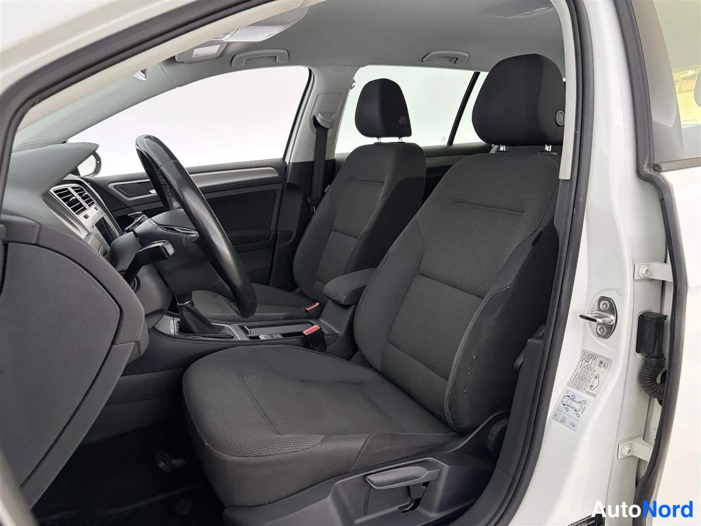 Valkoinen Volkswagen Golf 2015, etuistuimet, kuva 18