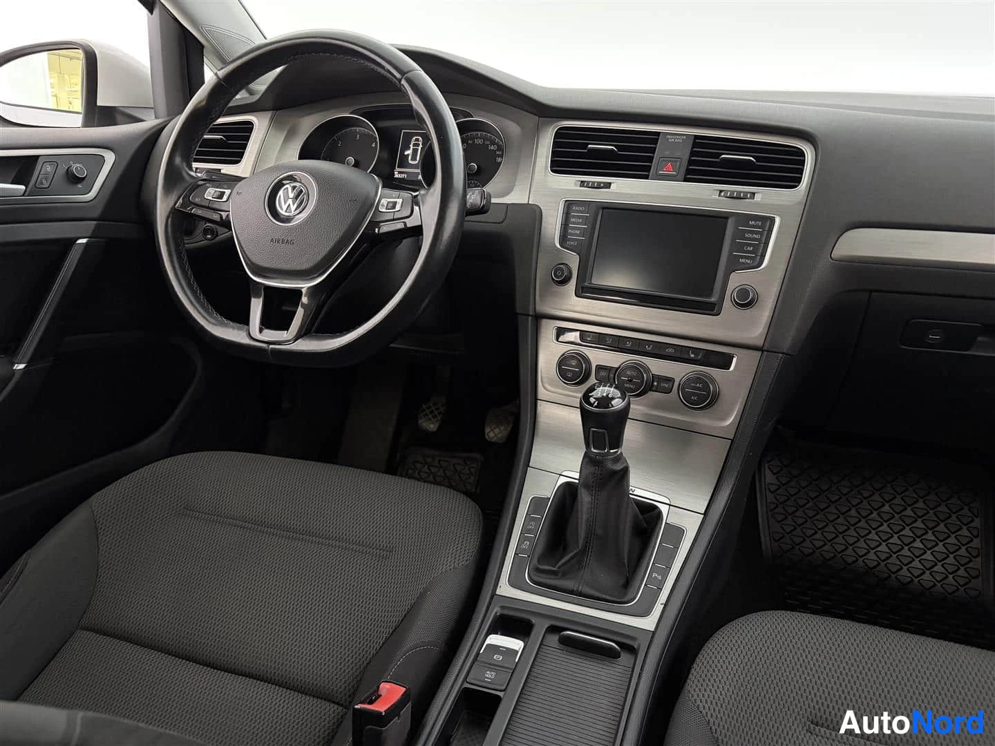 Valkoinen Volkswagen Golf 2015, ohjaamo, kuva 15