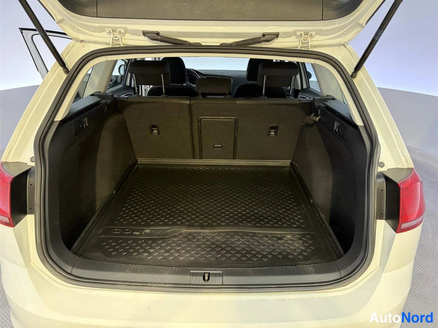 Valkoinen Volkswagen Golf 2015, tavaratila, kuva 20