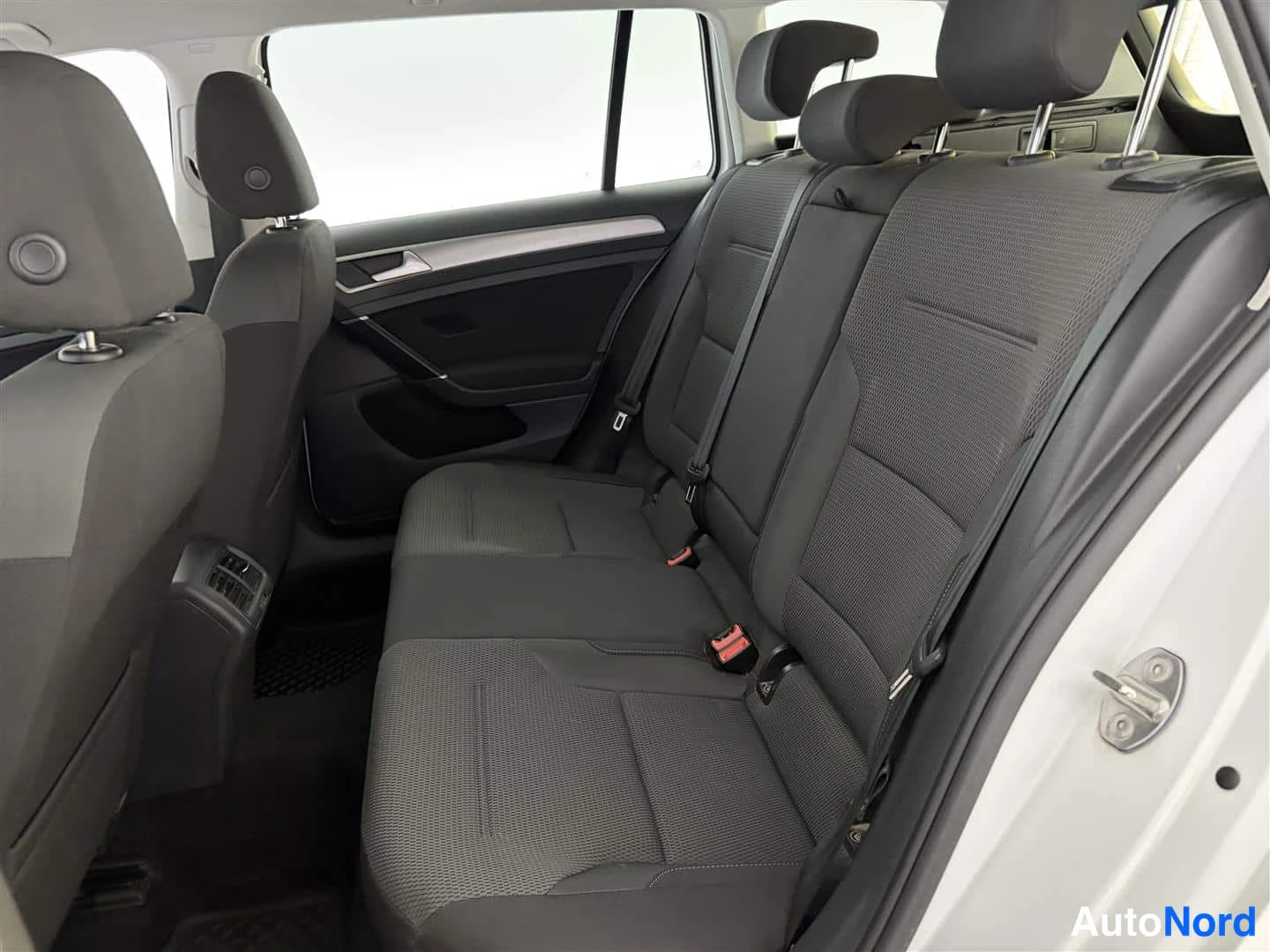 Valkoinen Volkswagen Golf 2015, takaistuimet, kuva 19