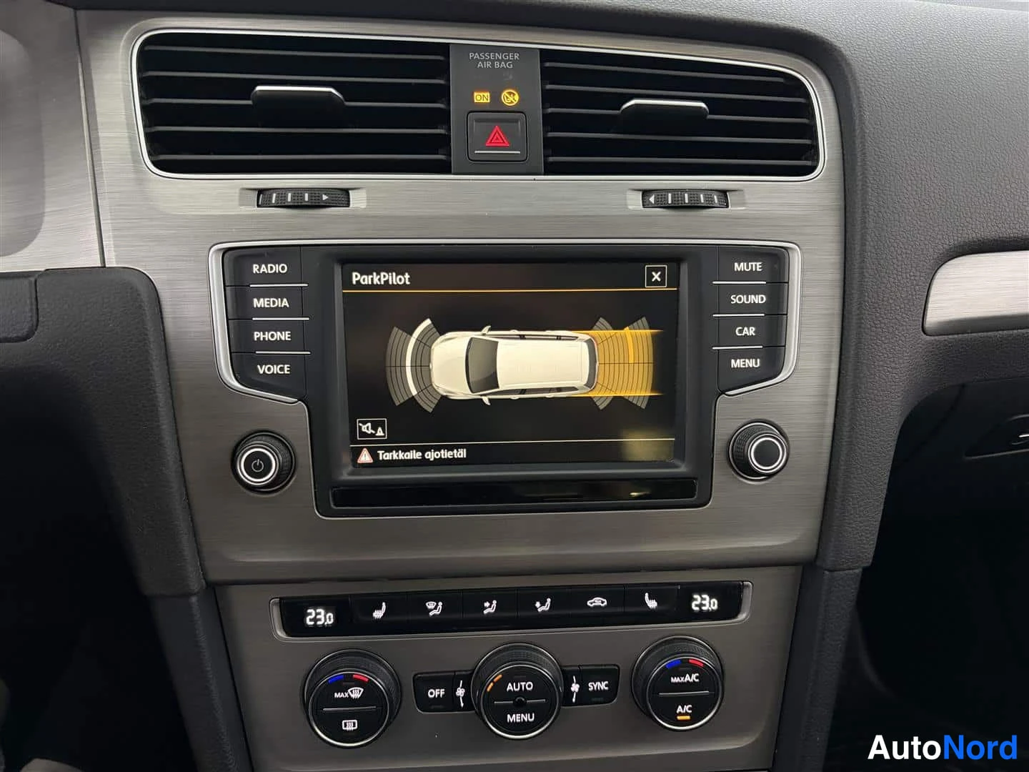 Valkoinen Volkswagen Golf 2015, yksityiskohta, kuva 23