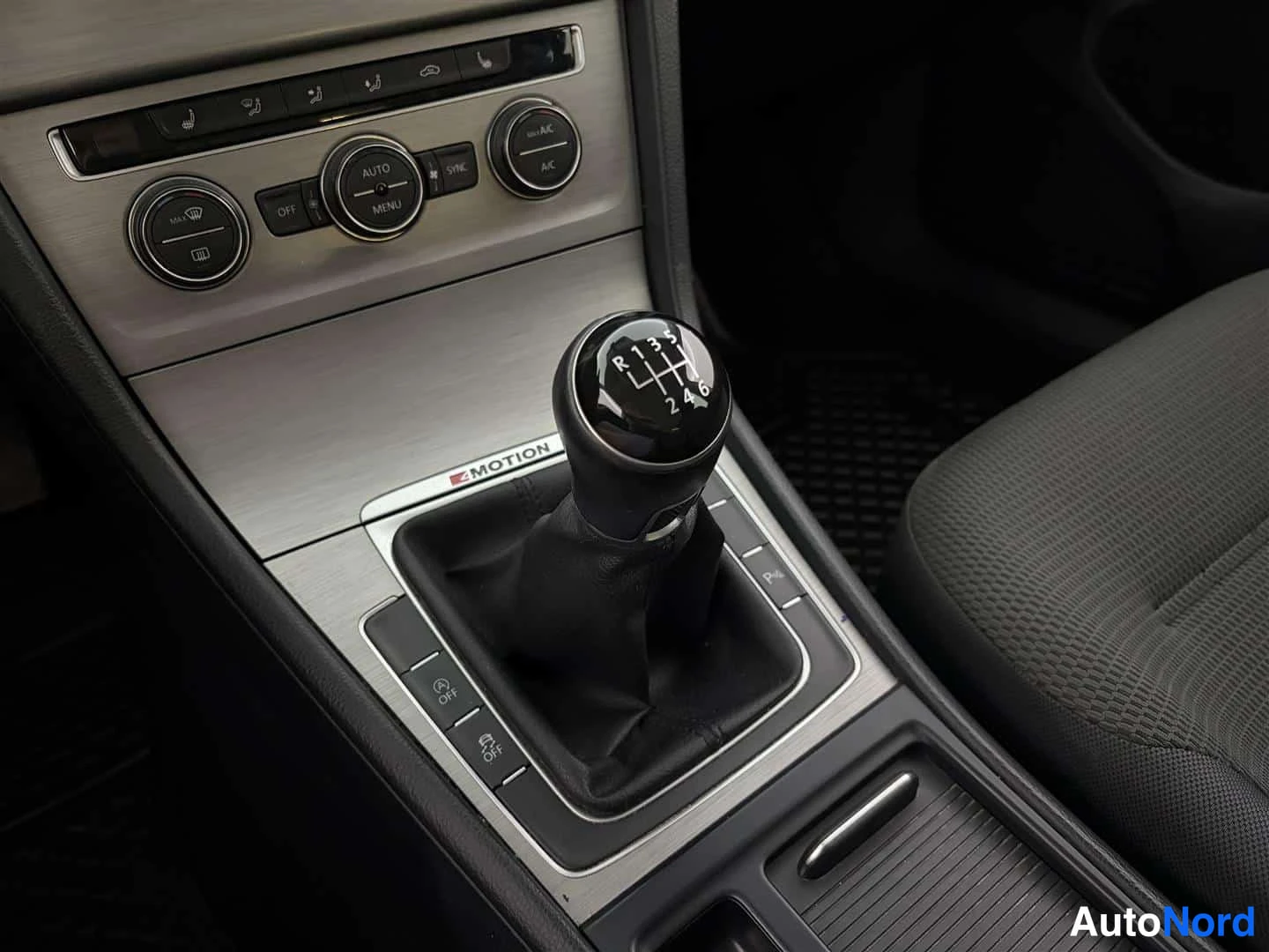 Valkoinen Volkswagen Golf 2015, yksityiskohta, kuva 25