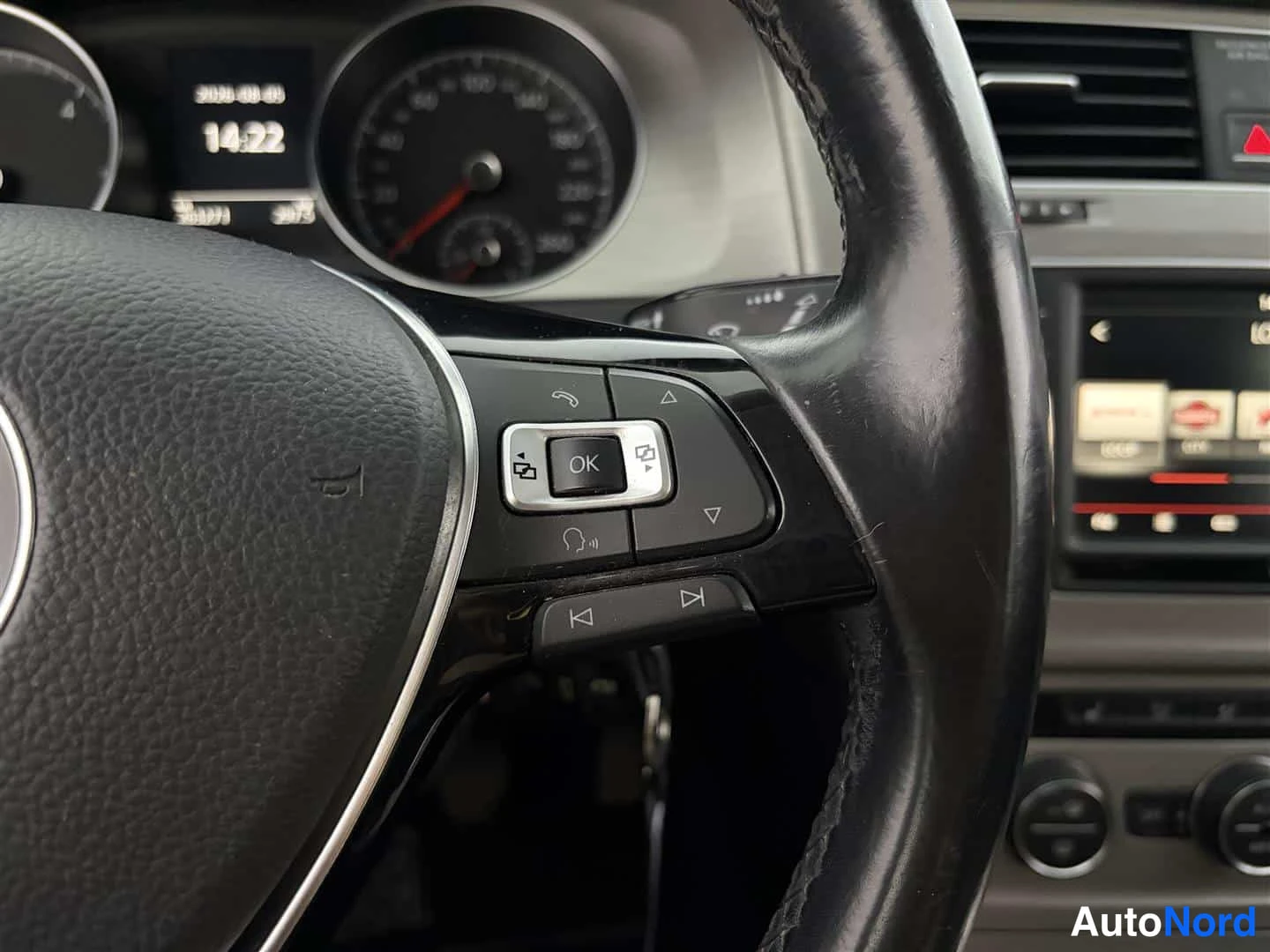 Valkoinen Volkswagen Golf 2015, yksityiskohta, kuva 27