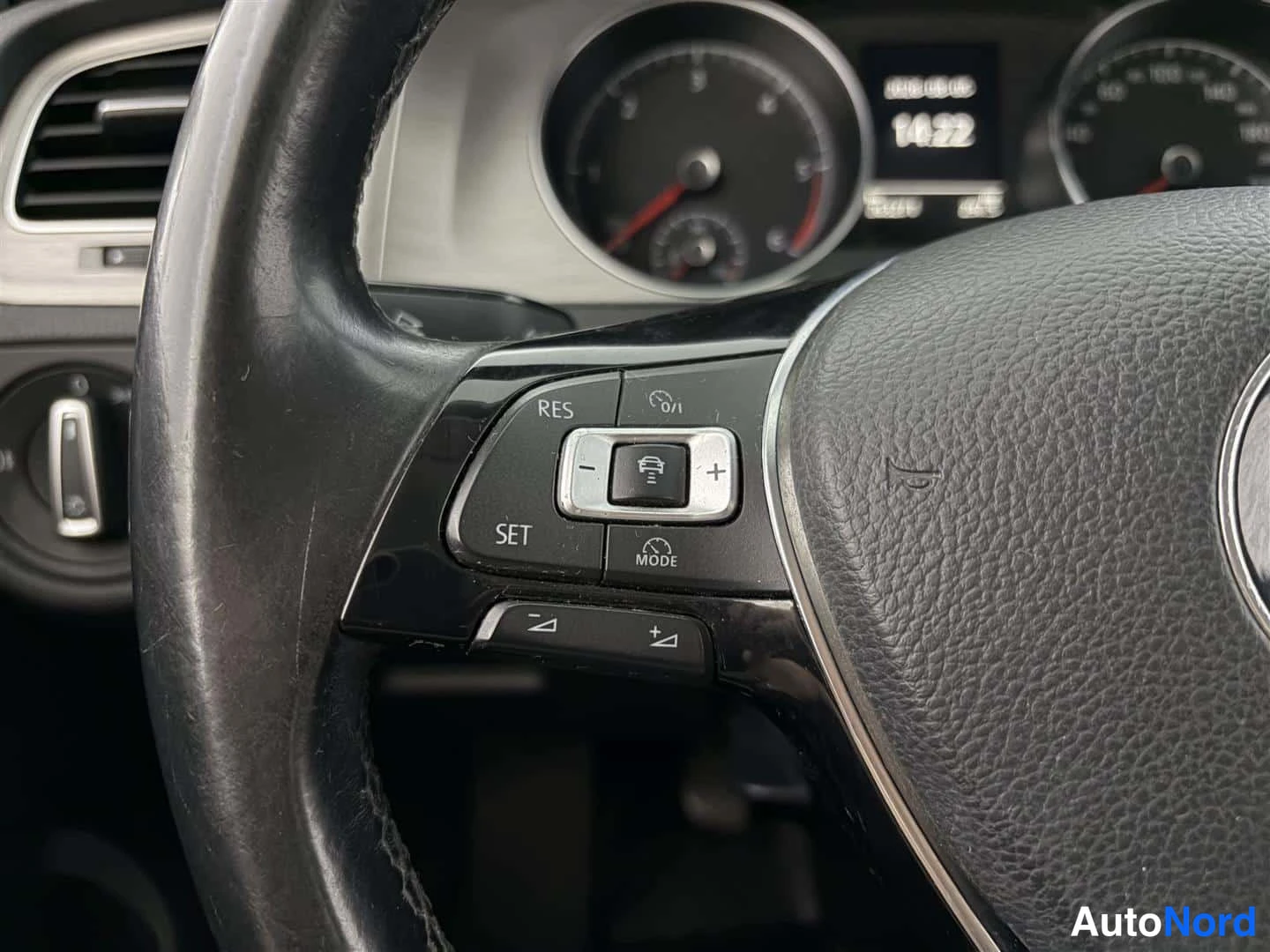 Valkoinen Volkswagen Golf 2015, yksityiskohta, kuva 28