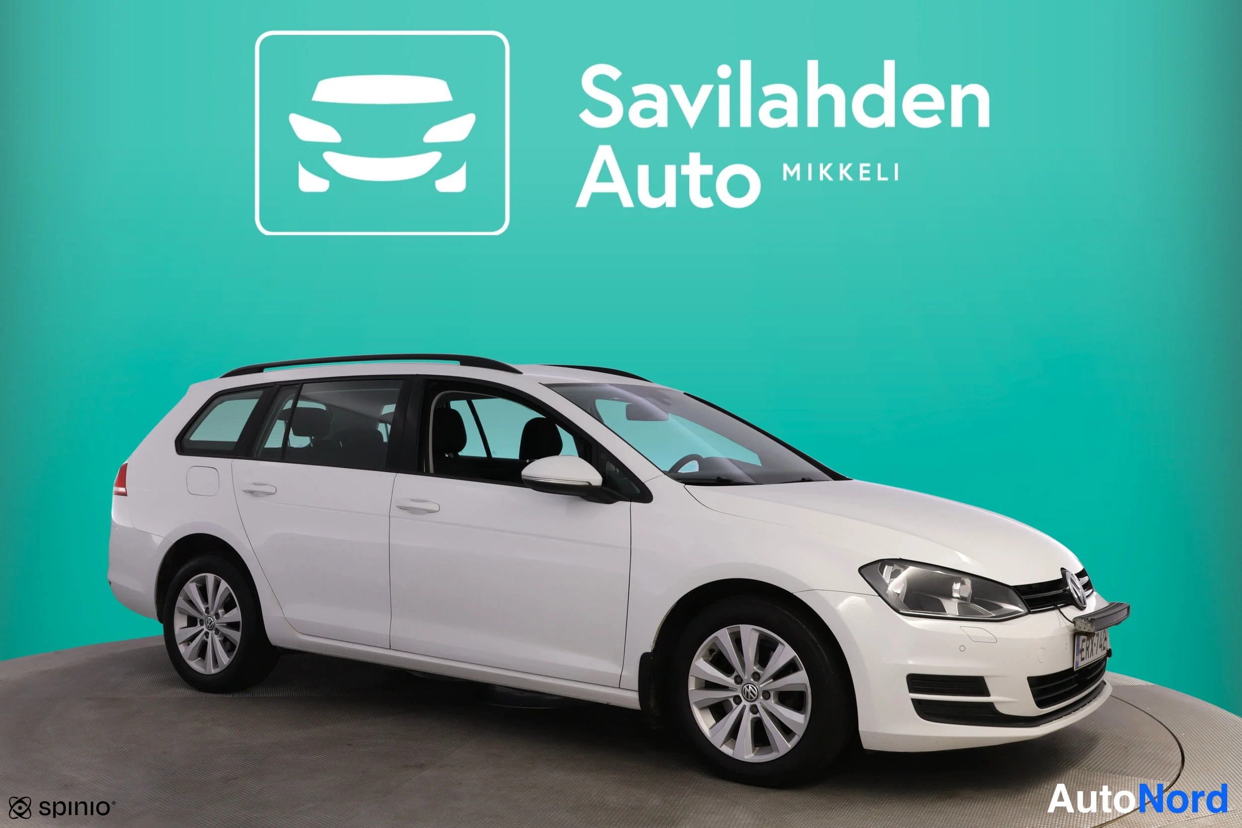 Valkoinen Volkswagen Golf 2015, etuviisto, keula oikealle, kuva 4