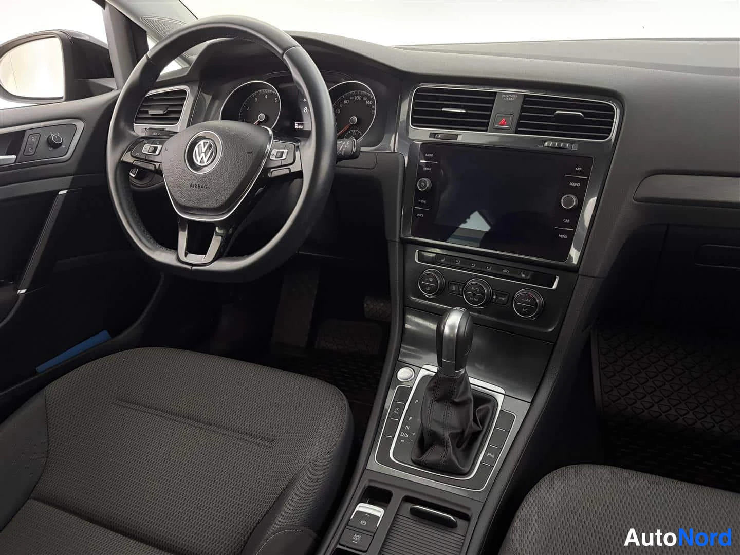 Musta Volkswagen Golf 2018, ohjaamo, kuva 14