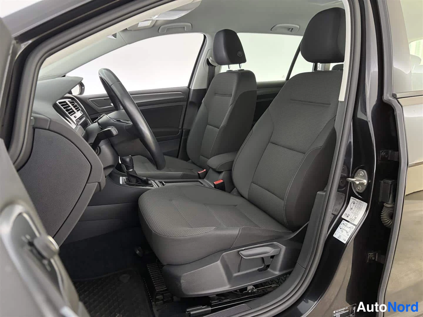 Musta Volkswagen Golf 2018, etuistuimet, kuva 17