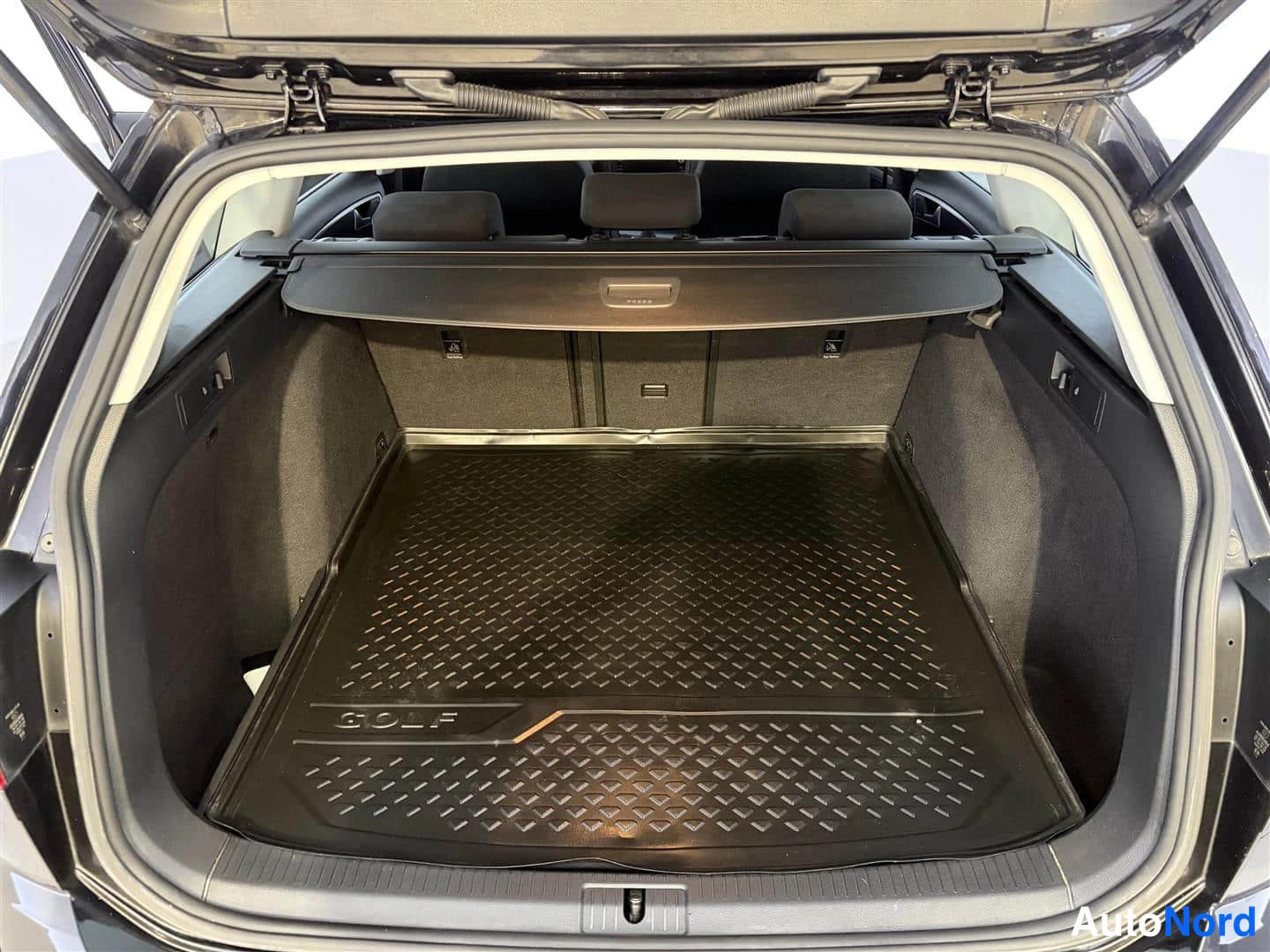 Musta Volkswagen Golf 2018, tavaratila, kuva 19