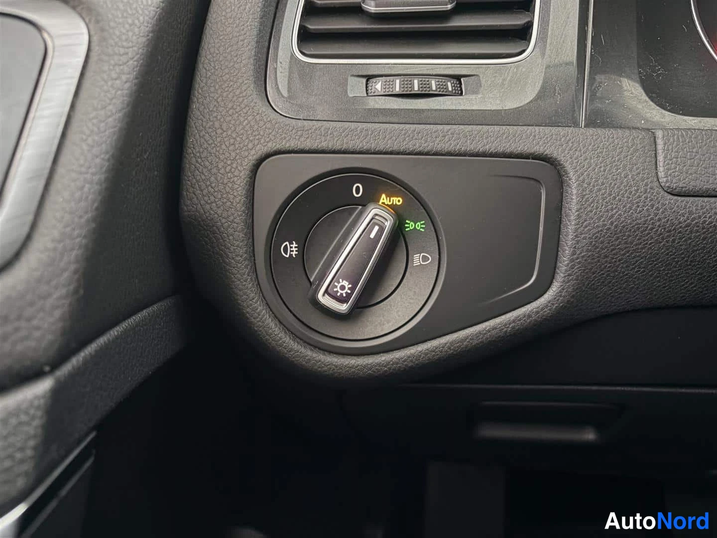 Musta Volkswagen Golf 2018, yksityiskohta, kuva 29