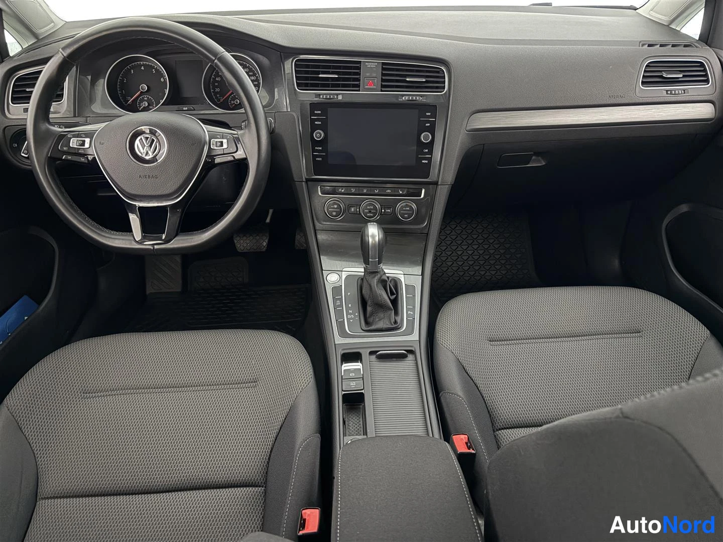 Harmaa Volkswagen Golf 2017, ohjaamo, kuva 13