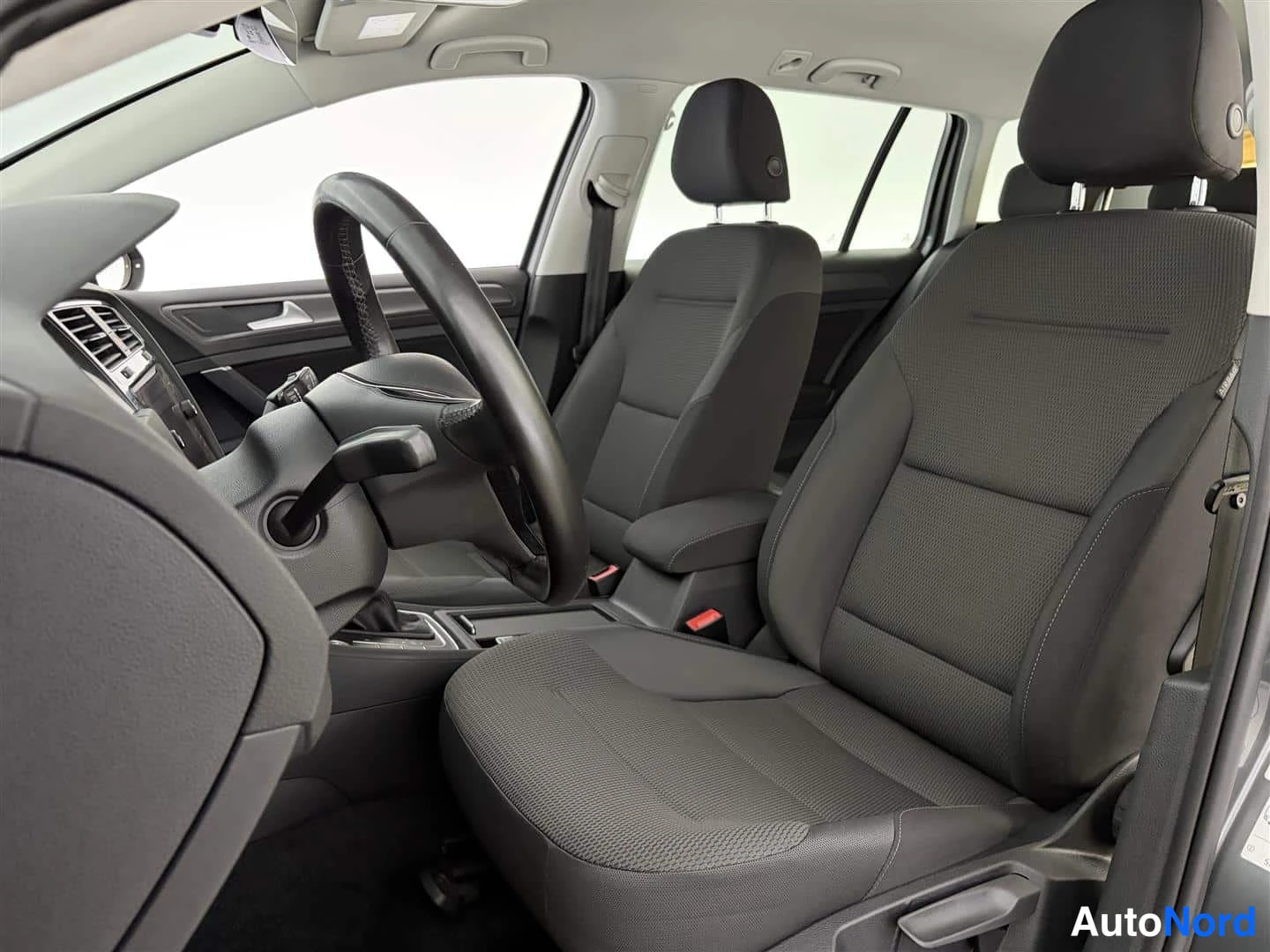Harmaa Volkswagen Golf 2017, etuistuimet, kuva 17