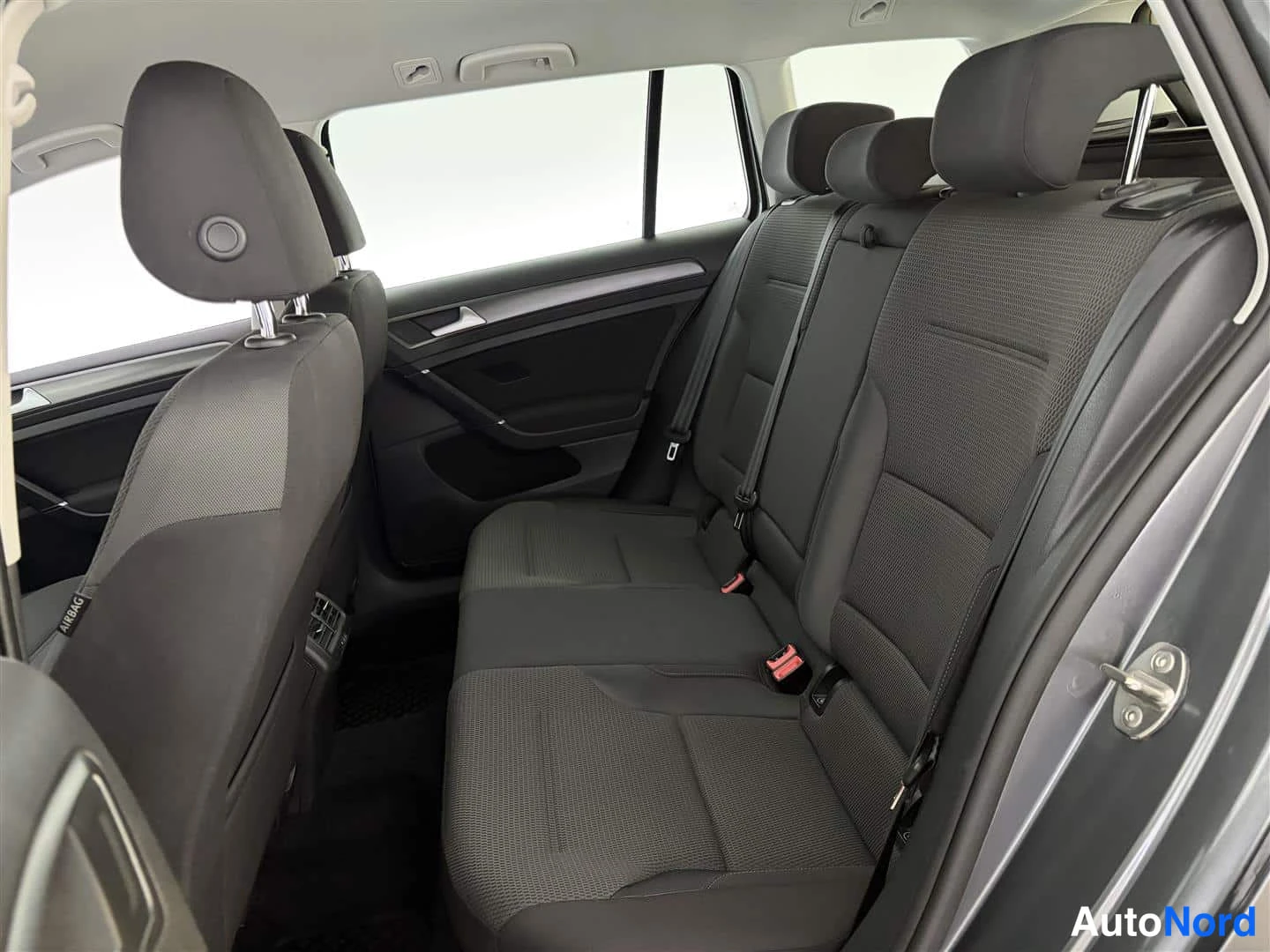 Harmaa Volkswagen Golf 2017, takaistuimet, kuva 18