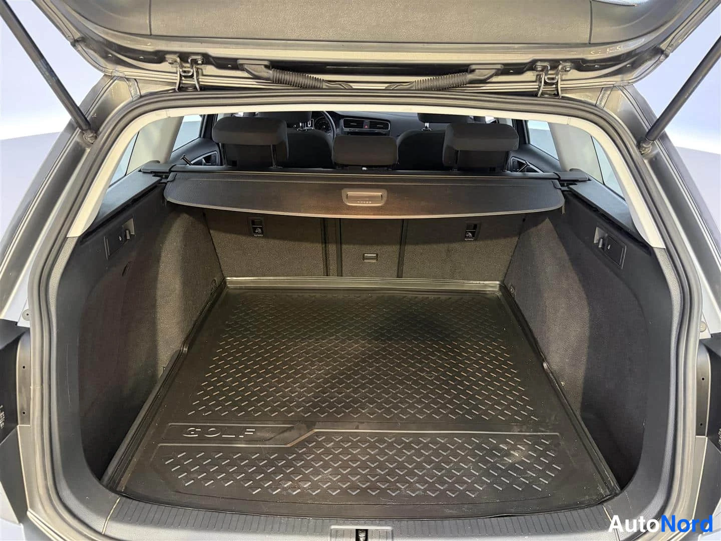 Harmaa Volkswagen Golf 2017, tavaratila, kuva 19
