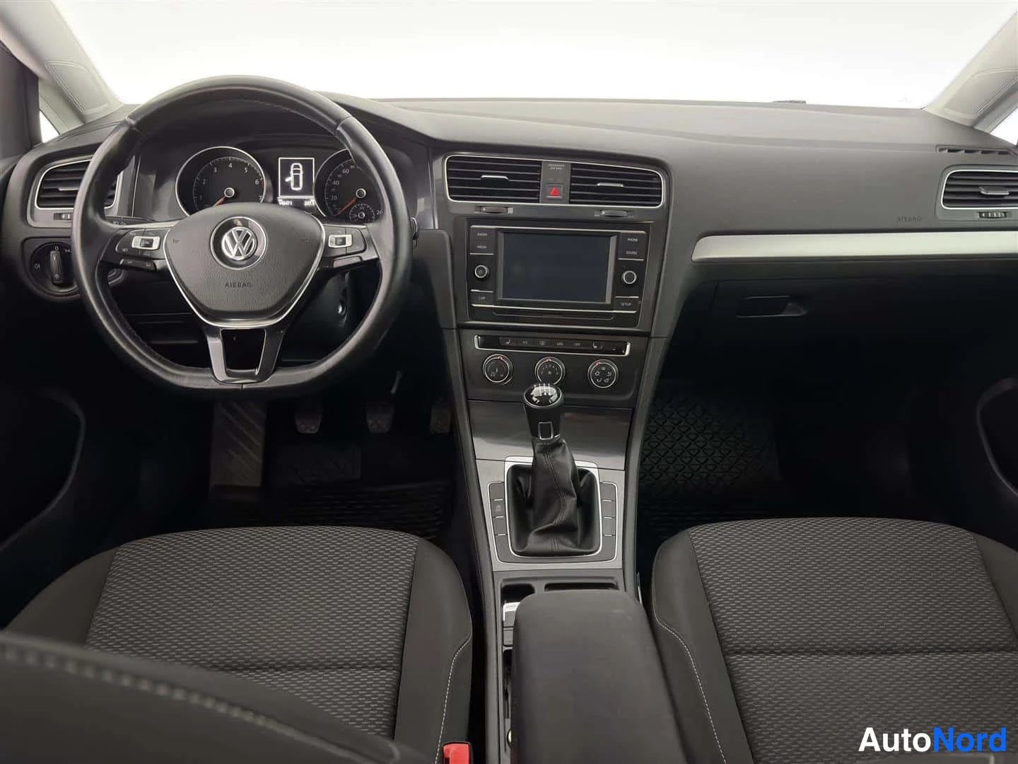Punainen Volkswagen Golf 2018, ohjaamo, kuva 13