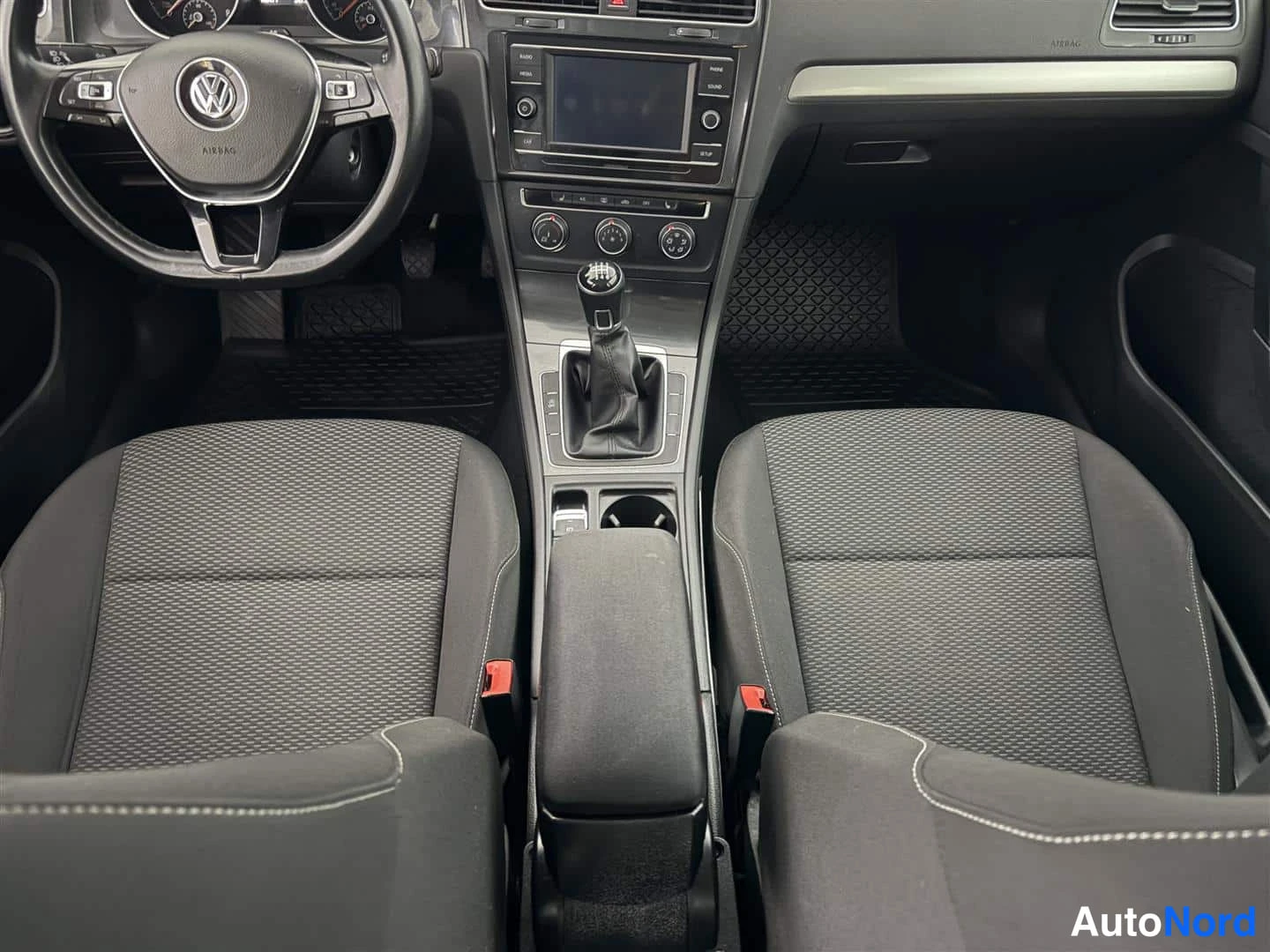 Punainen Volkswagen Golf 2018, etuistuimet, kuva 17
