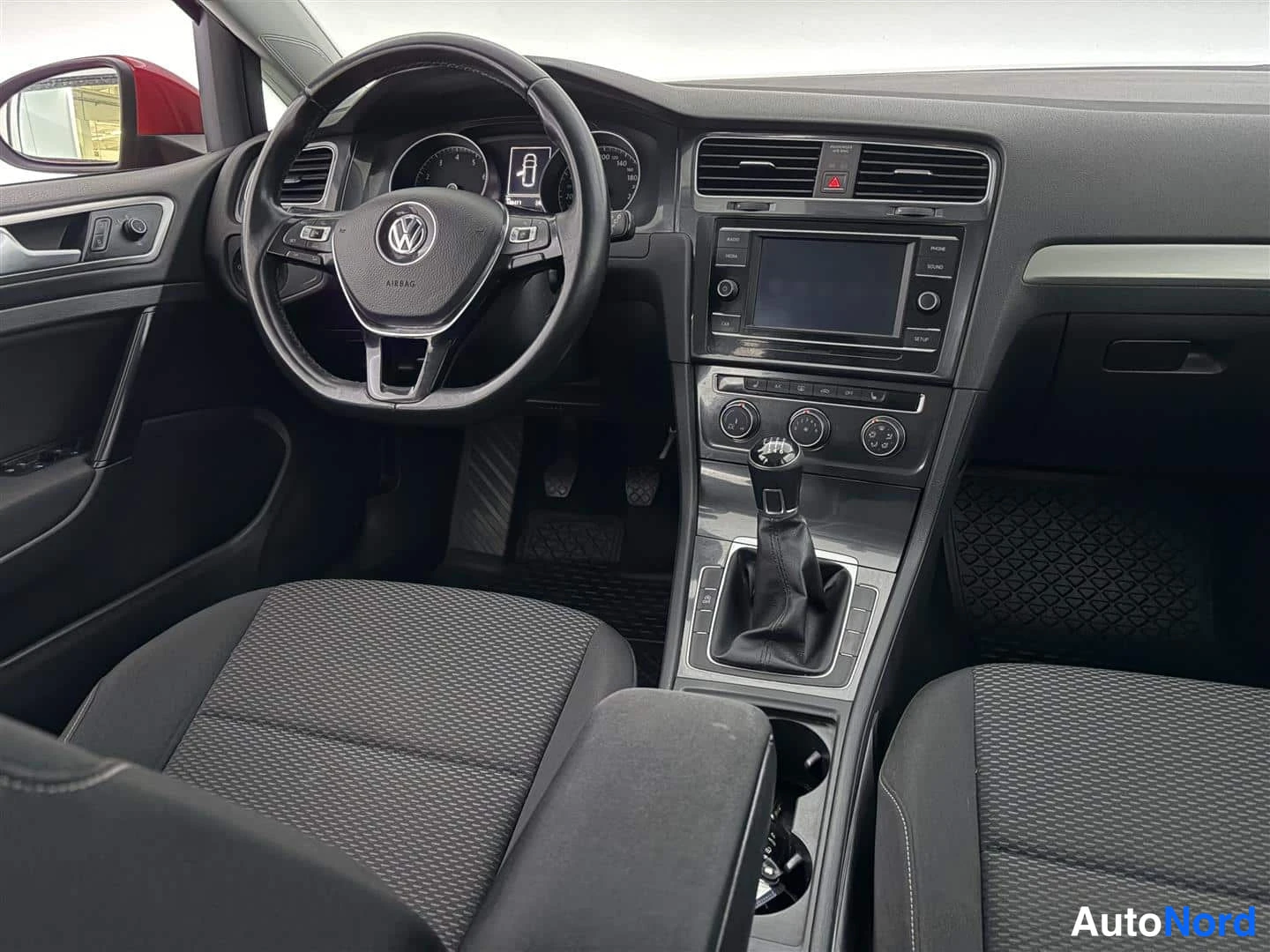 Punainen Volkswagen Golf 2018, ohjaamo, kuva 14