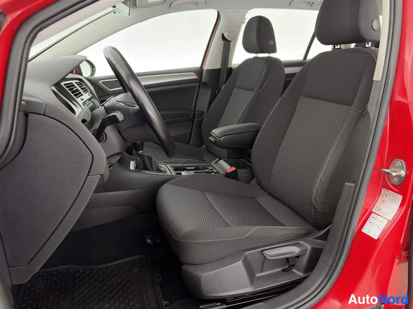 Punainen Volkswagen Golf 2018, etuistuimet, kuva 18