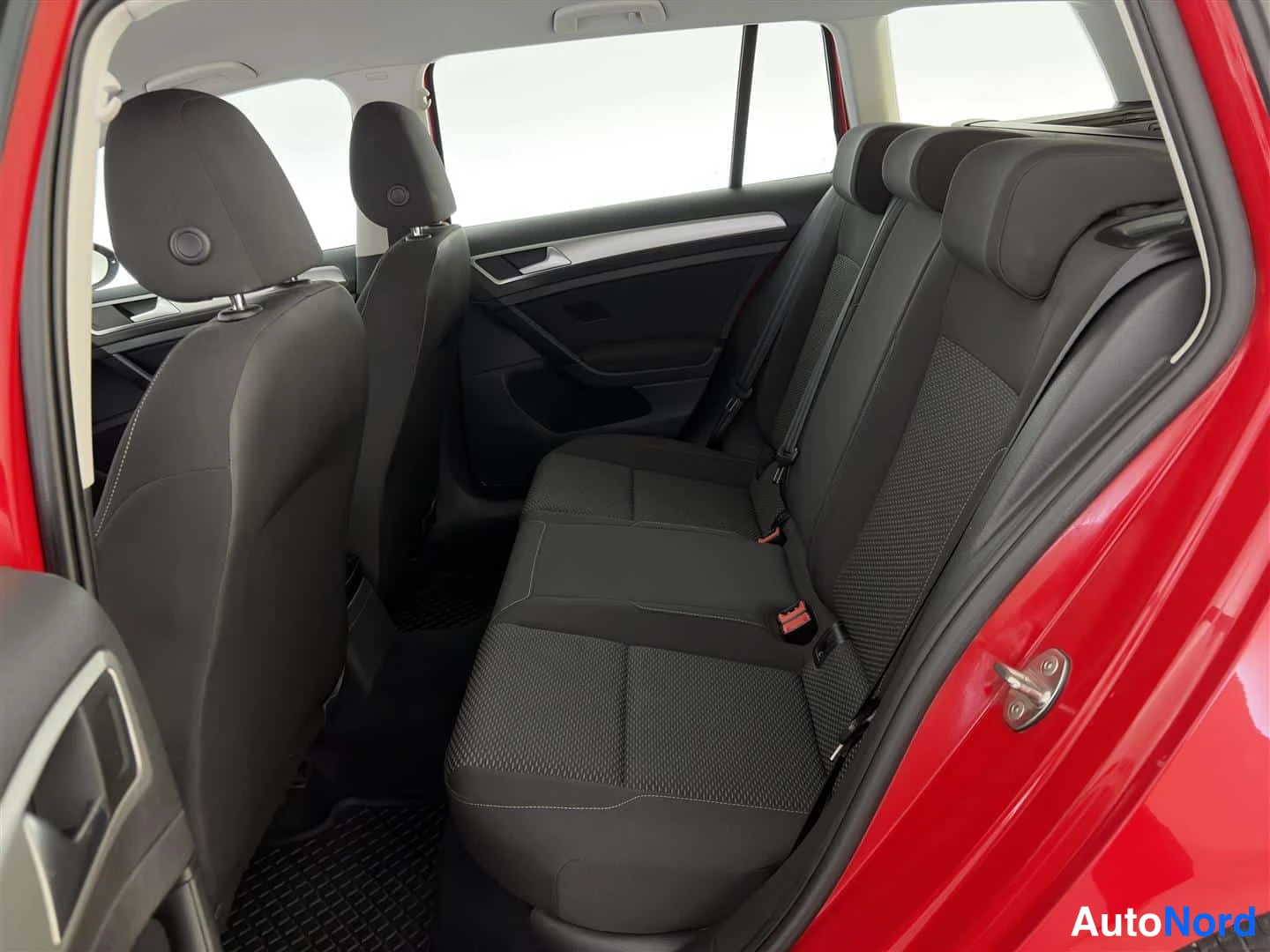 Punainen Volkswagen Golf 2018, takaistuimet, kuva 19