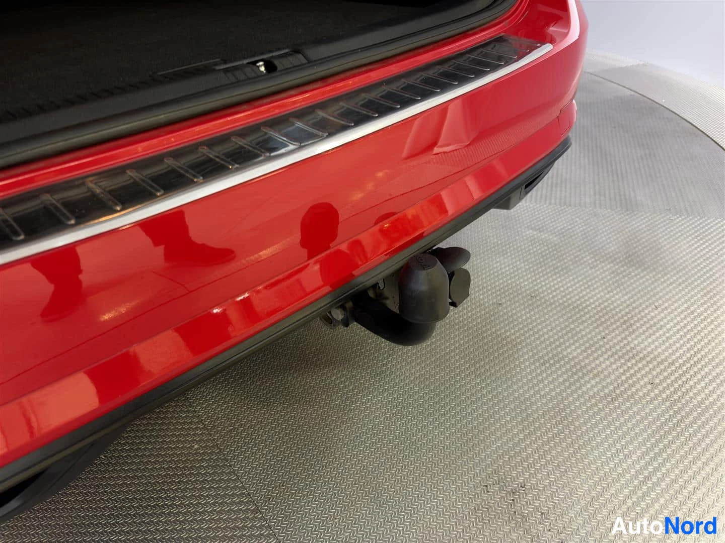 Punainen Volkswagen Golf 2018, yksityiskohta, kuva 21