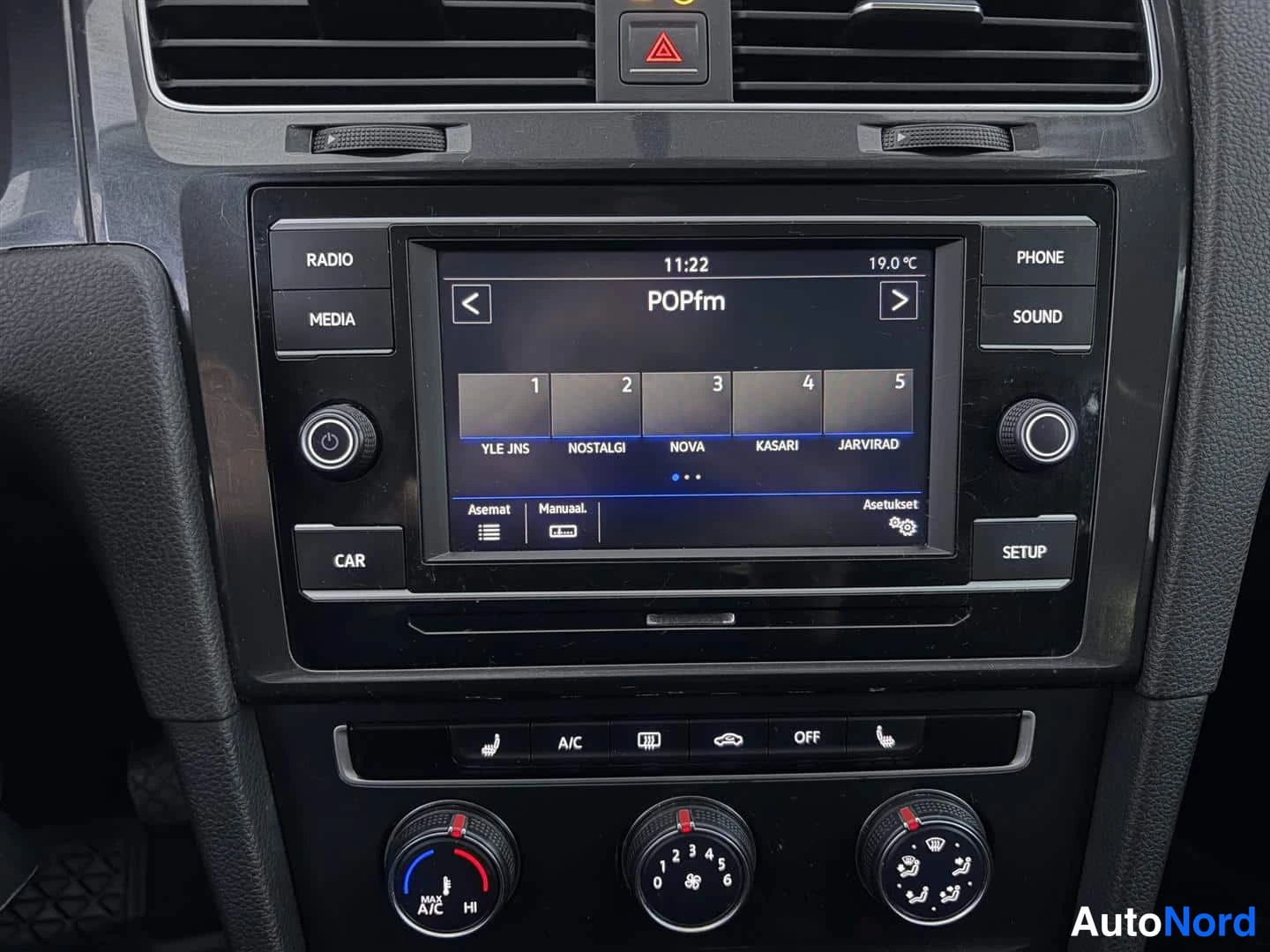 Punainen Volkswagen Golf 2018, yksityiskohta, kuva 27