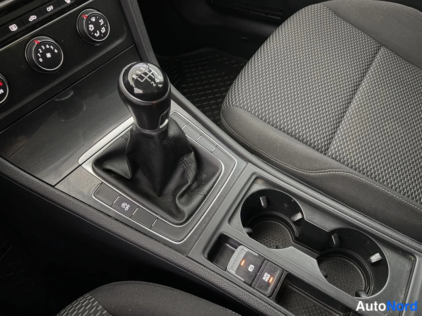 Punainen Volkswagen Golf 2018, yksityiskohta, kuva 23