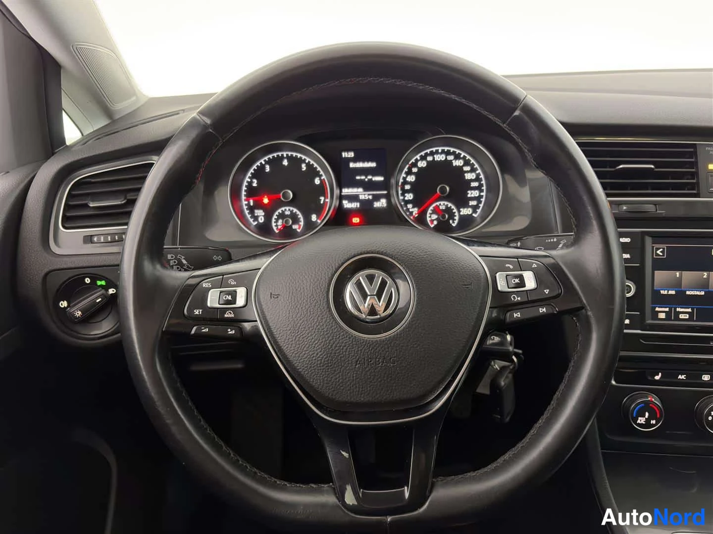 Punainen Volkswagen Golf 2018, ohjaamo, kuva 16