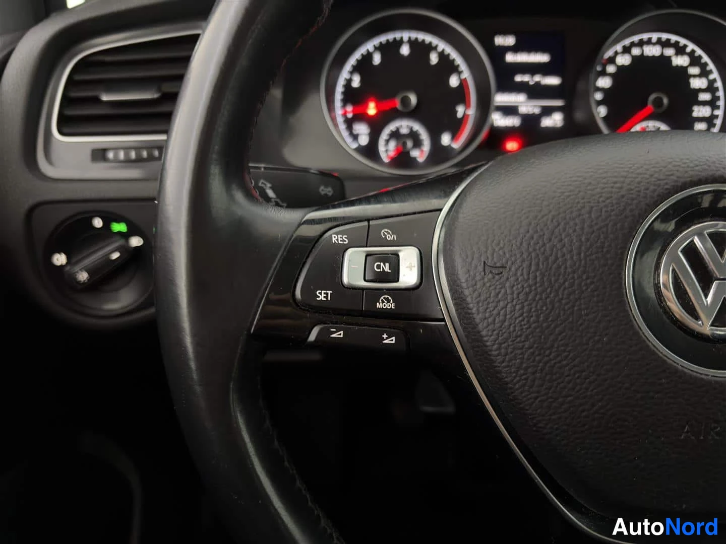 Punainen Volkswagen Golf 2018, yksityiskohta, kuva 24