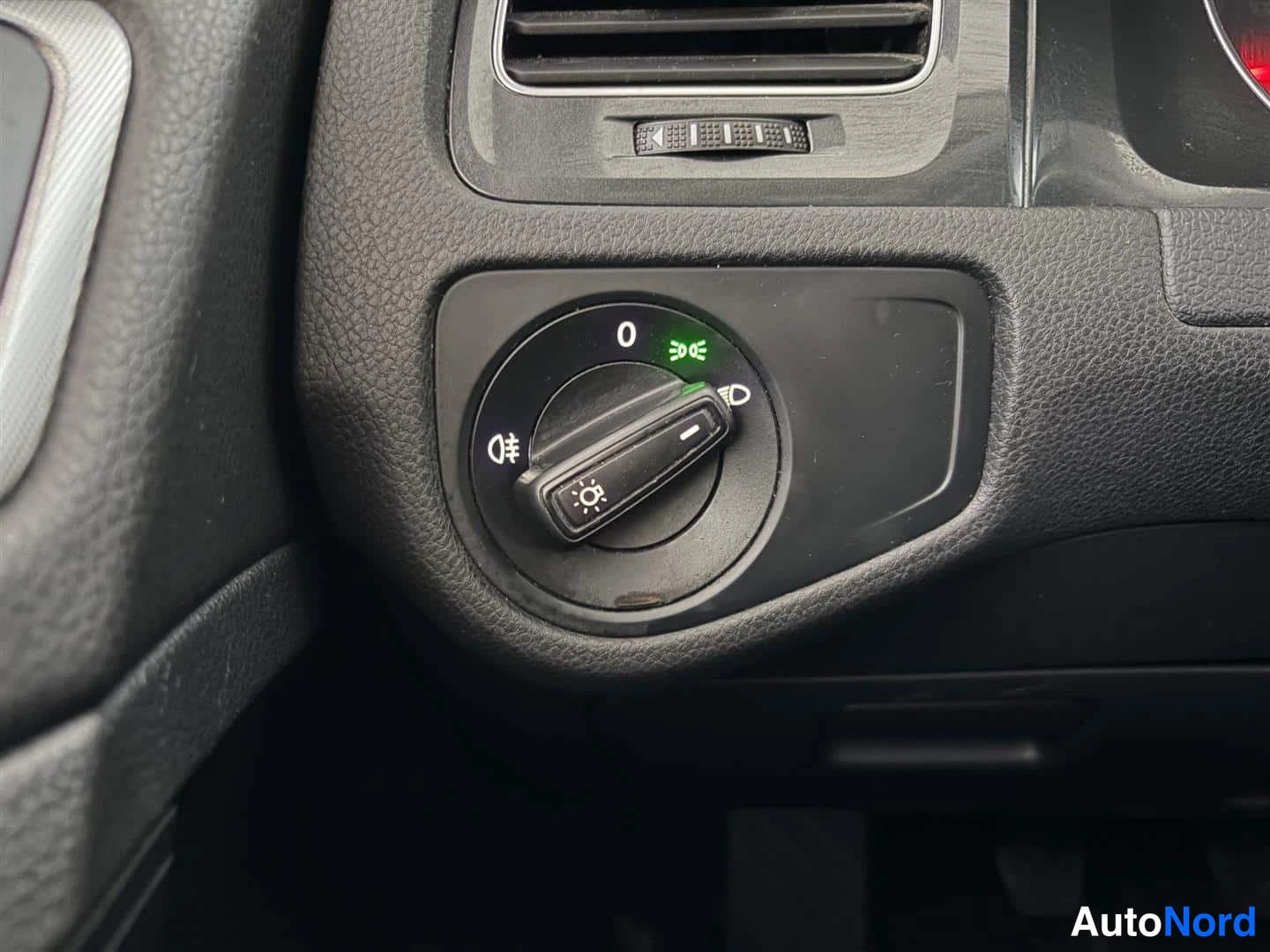 Punainen Volkswagen Golf 2018, yksityiskohta, kuva 26