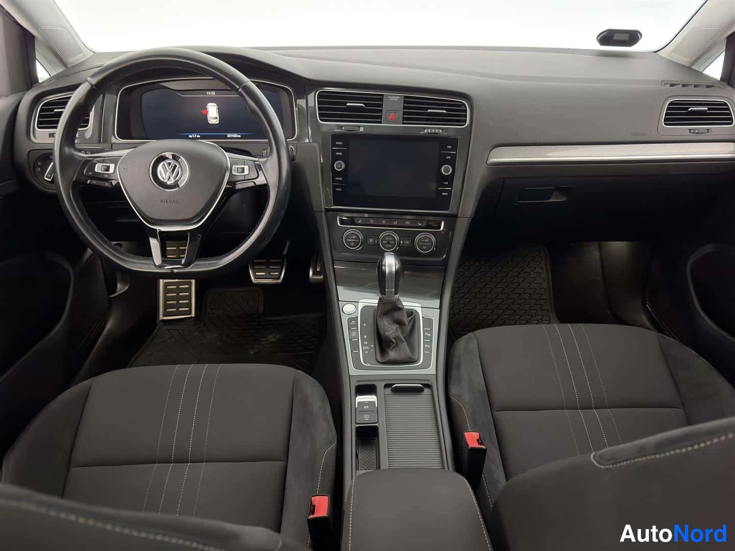 Valkoinen Volkswagen Golf 2019, ohjaamo, kuva 13