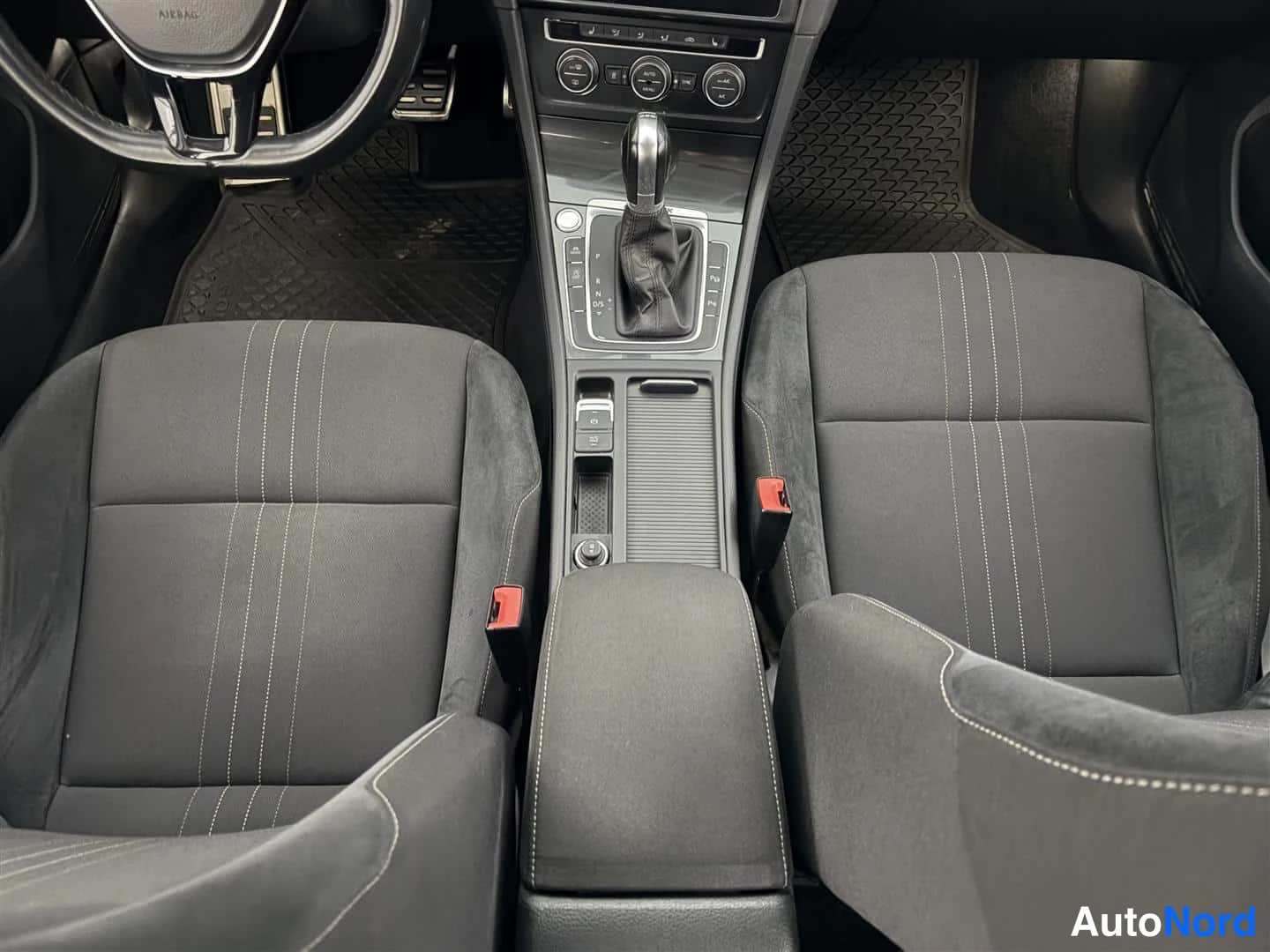 Valkoinen Volkswagen Golf 2019, etuistuimet, kuva 17
