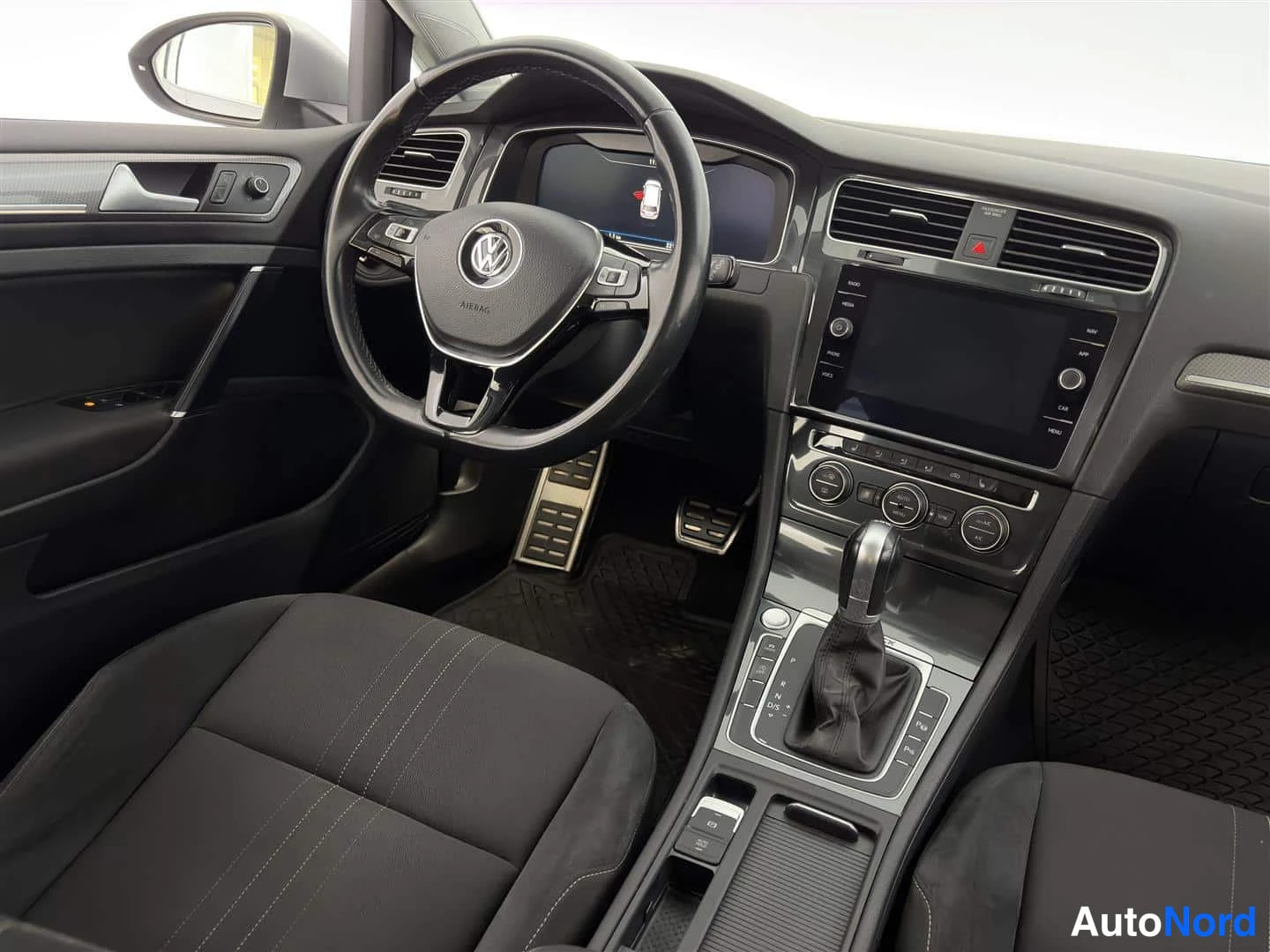 Valkoinen Volkswagen Golf 2019, ohjaamo, kuva 14
