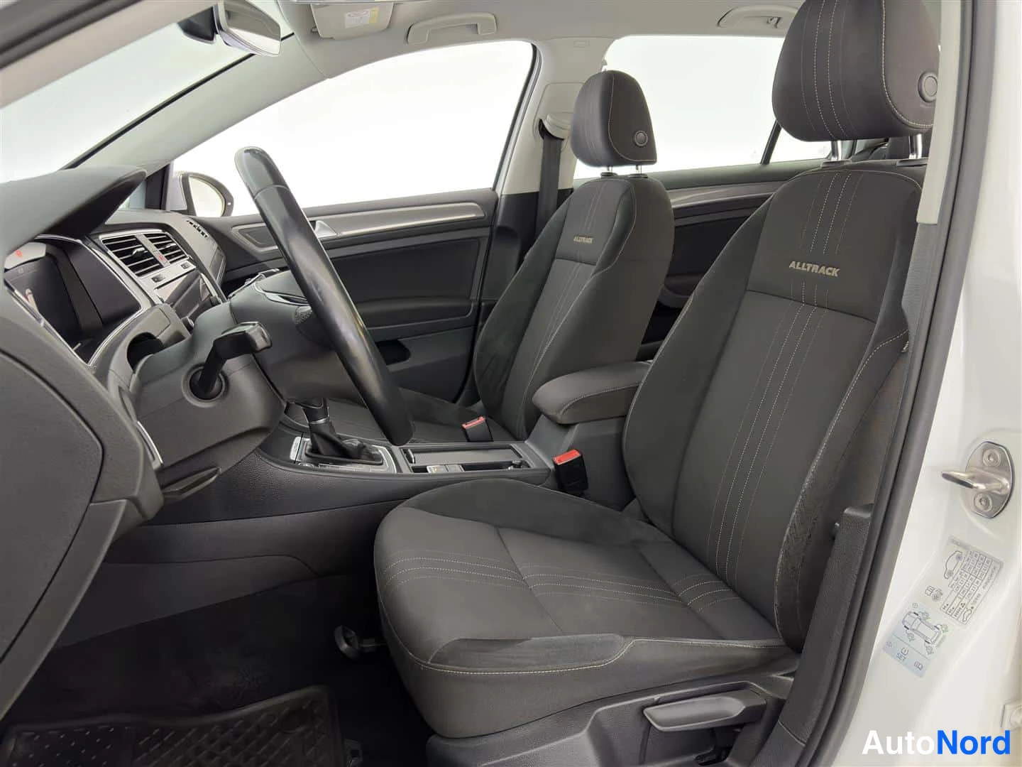 Valkoinen Volkswagen Golf 2019, etuistuimet, kuva 18