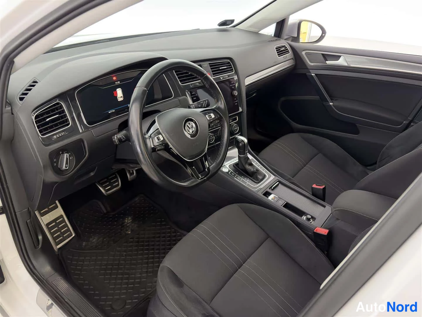 Valkoinen Volkswagen Golf 2019, ohjaamo, kuva 15