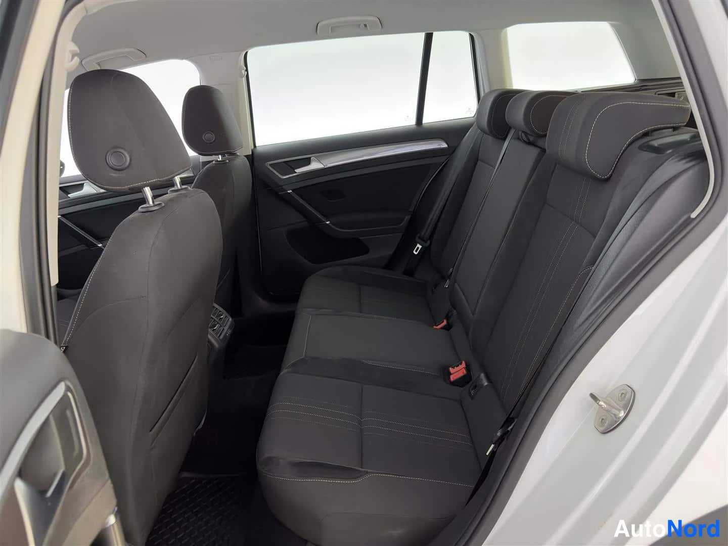 Valkoinen Volkswagen Golf 2019, takaistuimet, kuva 19